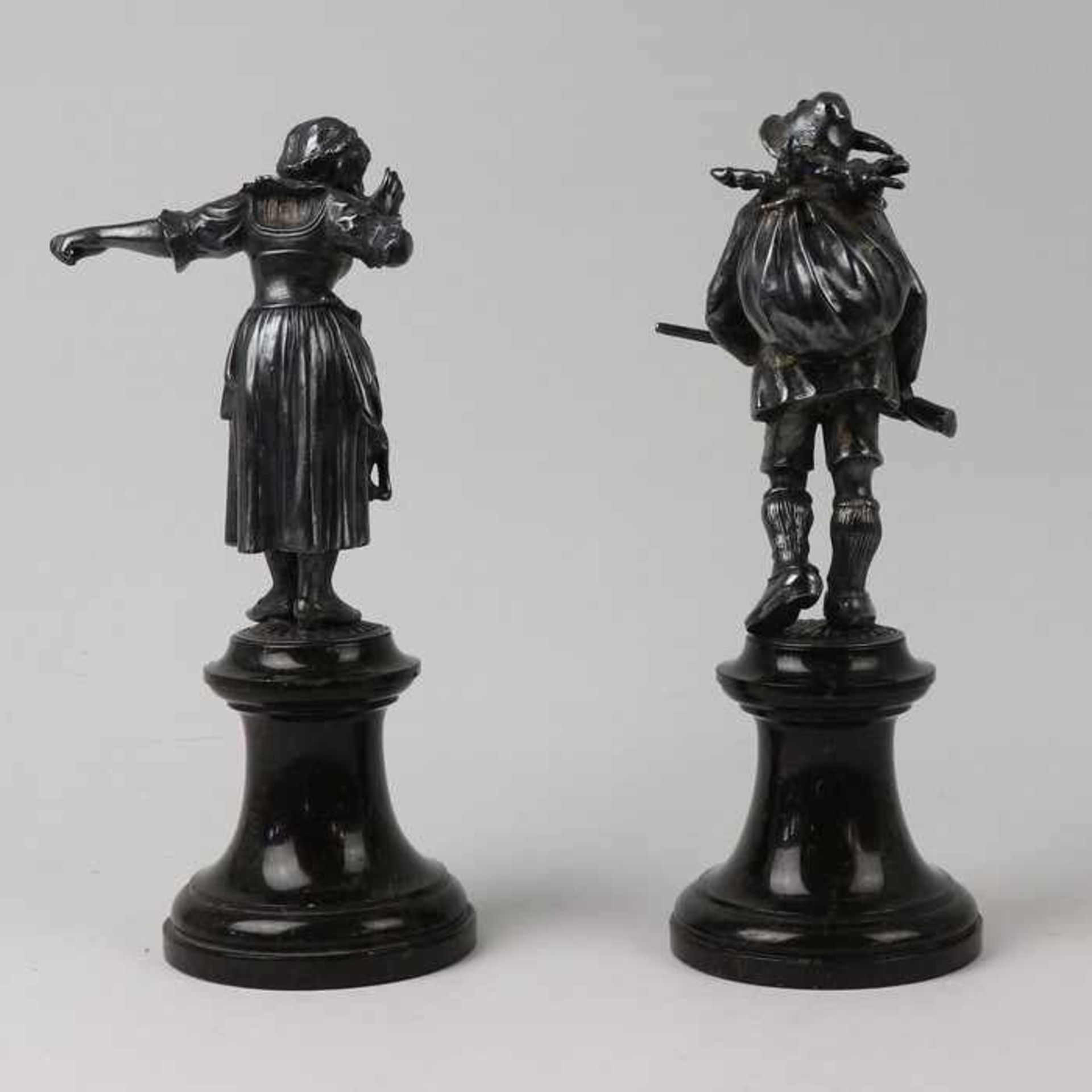 Figurenpaarum 1910/20, Metall, versi., 2 vollplastische Figuren, ein Jäger m. Beute ein Gewehr in - Bild 5 aus 6