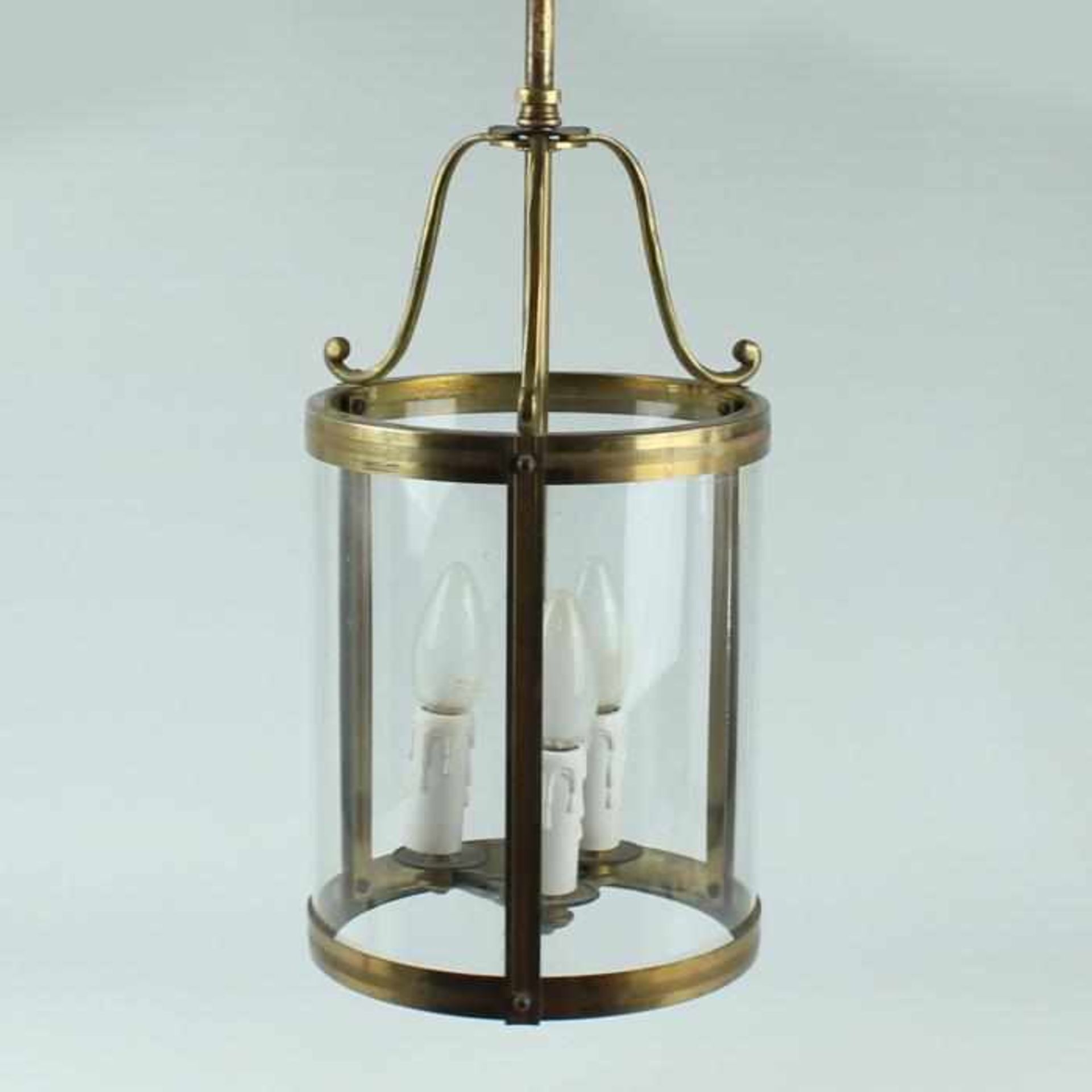DeckenlampeMessing/Glas, 3-flammig, Laternenform, zylindrischer Korpus, allseitig verglast,
