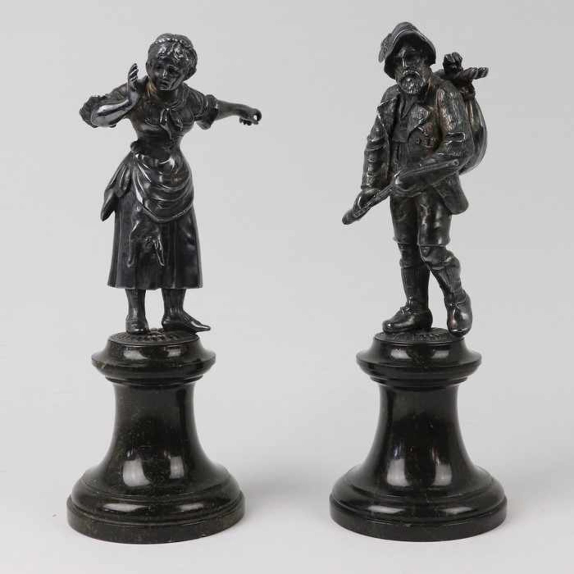 Figurenpaarum 1910/20, Metall, versi., 2 vollplastische Figuren, ein Jäger m. Beute ein Gewehr in