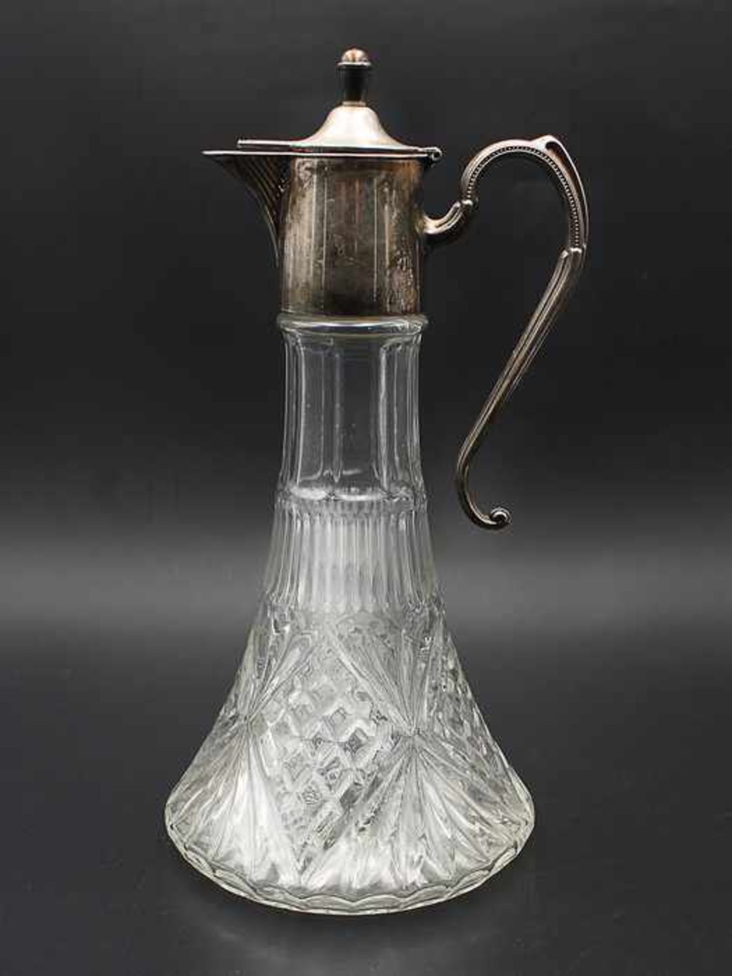Weinkaraffe1.H. 20.Jh., England, Metall, versi., farbloser Pressglas, konischer Korpus,