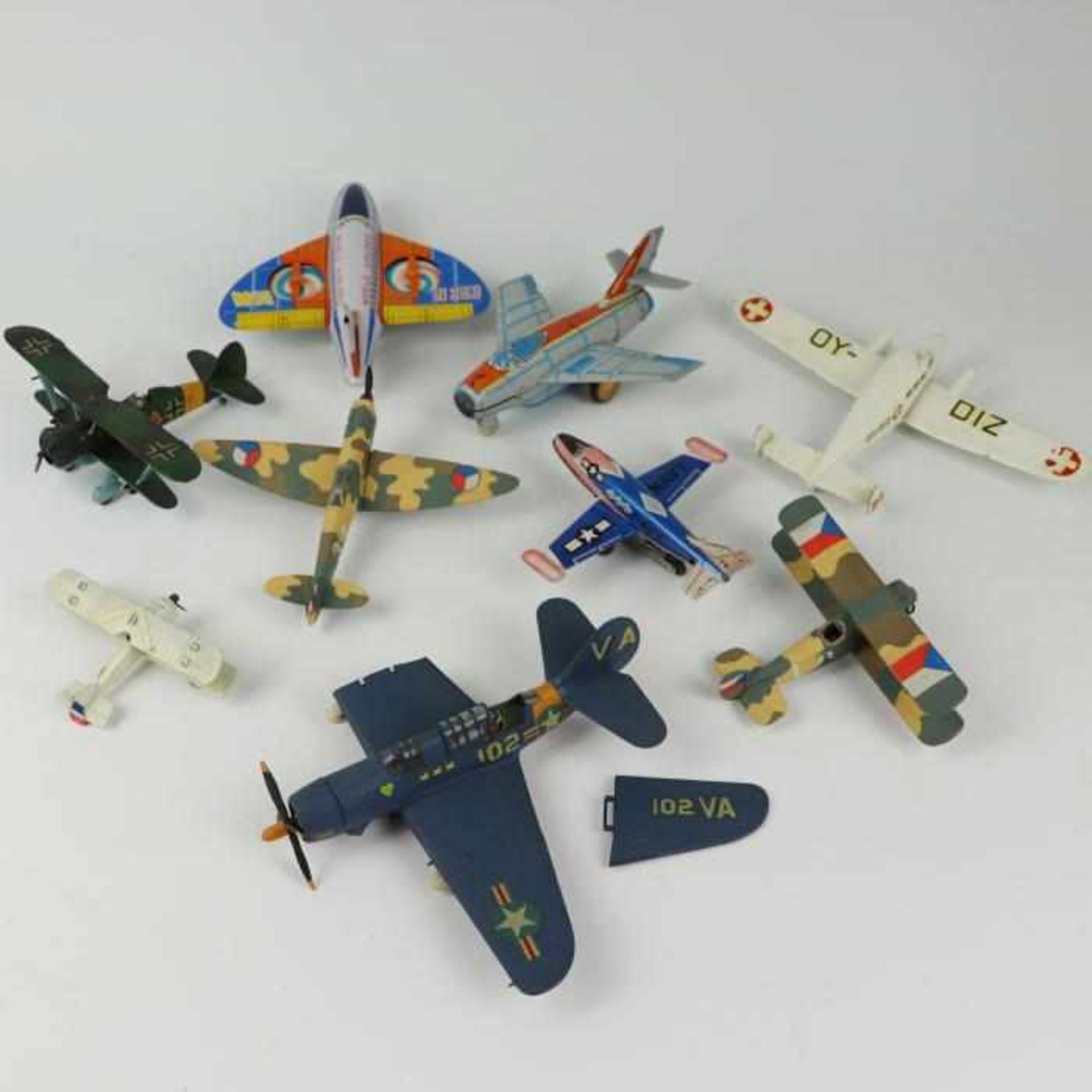 Blechspielzeug u.a.9 Flugzeuge; 3x Blech, litho., Made in Japan, China; 2x Gussmetall, OY-DIZ