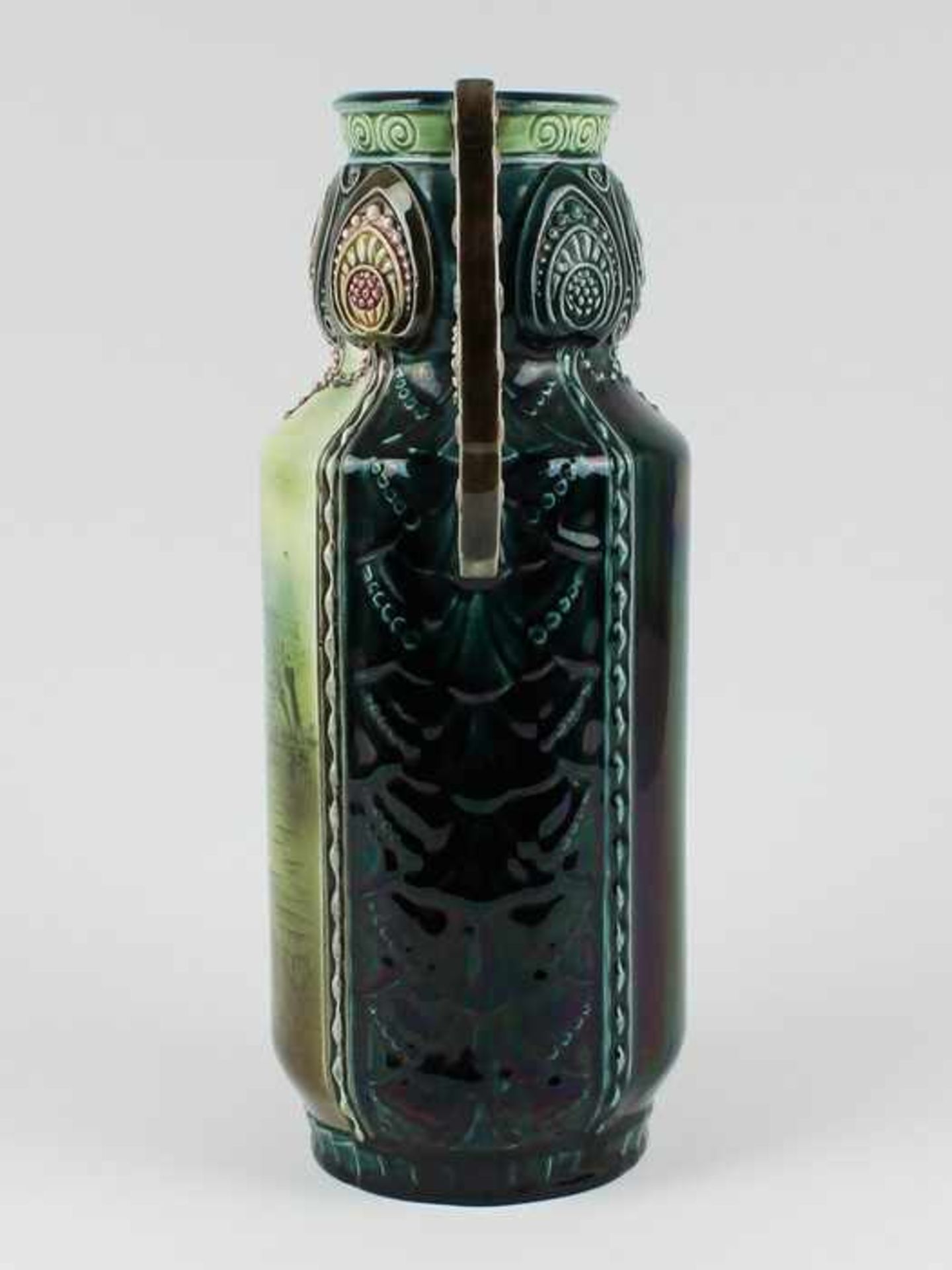 Vaseum 1900, heller Scherben, ungem., runder Stand, zylindr. Korpus, reliefierte Wandung, - Bild 9 aus 10