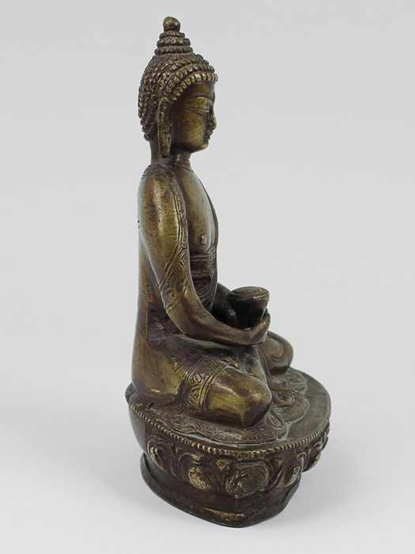 Buddhistische Figur20.Jh., Bronze, patiniert, vollplastische Figur, in meditativer Haltung auf Lotus - Bild 5 aus 8