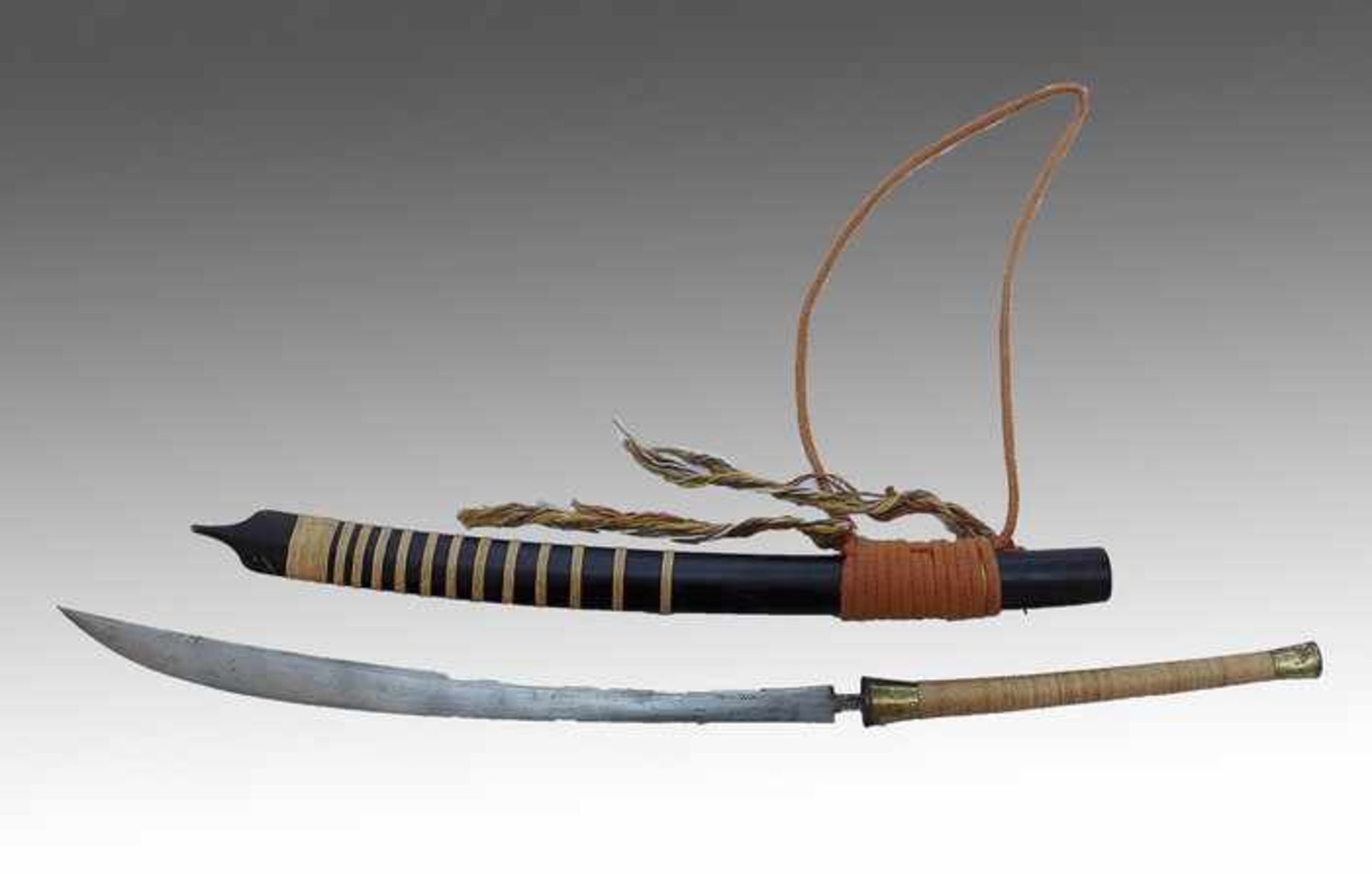 Dha20.Jh., Burma, traditionelles Schwert, leicht gebogene Rückenklinge, langes Heft m. Messing, - Bild 2 aus 2