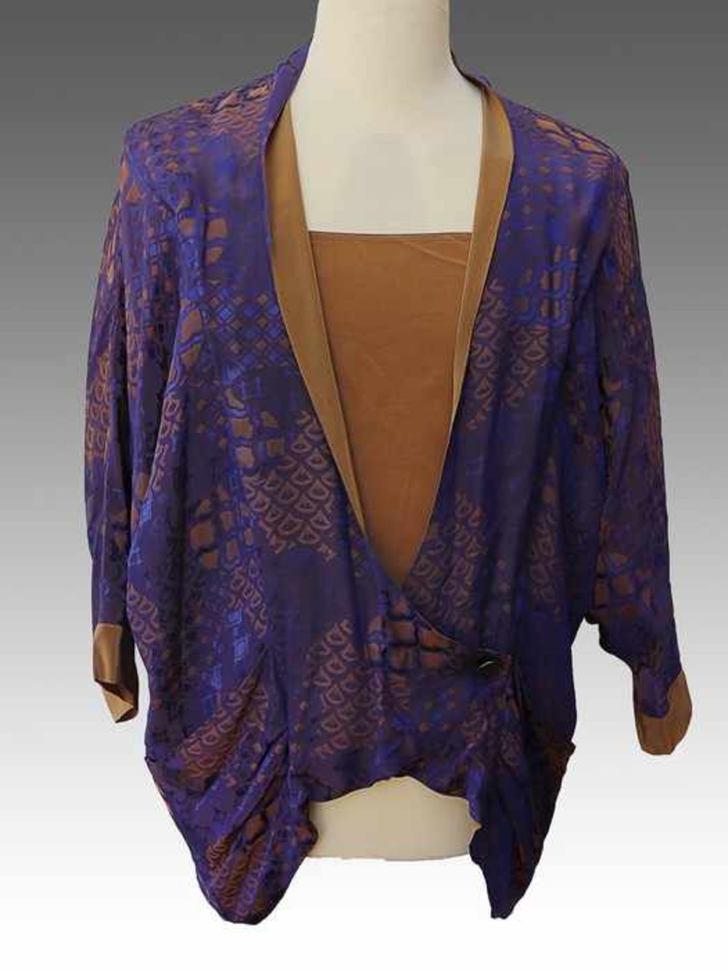 Tiffany exclusiv - Kostüm1980er J., Vintage, 1 Rock, 1 Weste, 1 Blusenjacke, lila changierend, - Bild 2 aus 4