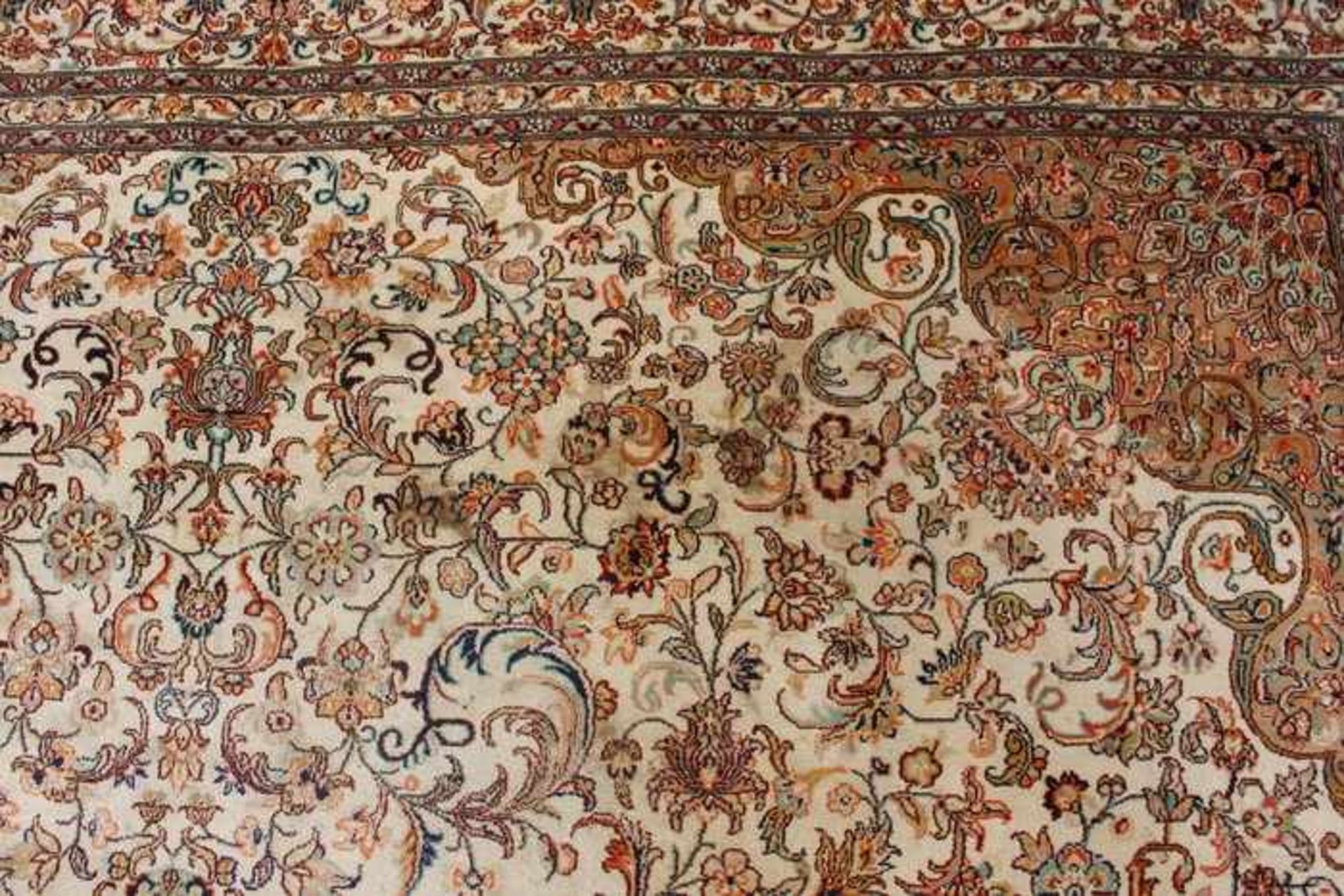 OrientseidenteppichIndien, Kaschmir, Baumwolle, Seide, hellgrundig, rundes Strahlenmedaillon mit - Bild 7 aus 8