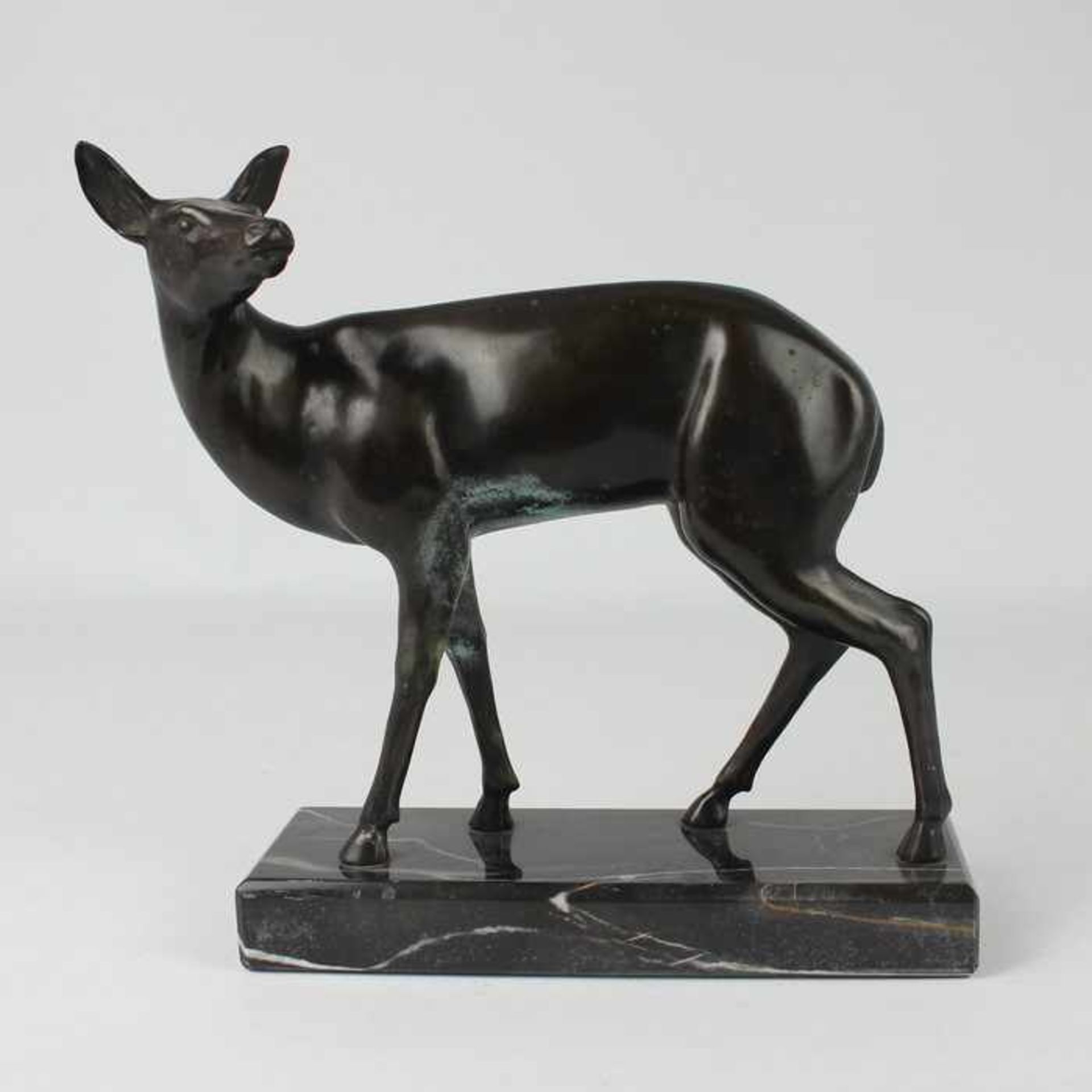 Tierplastikum 1920, Bronze, patiniert, vollplastische Figur eines Rehs, auf schwarze Marmorplinthe