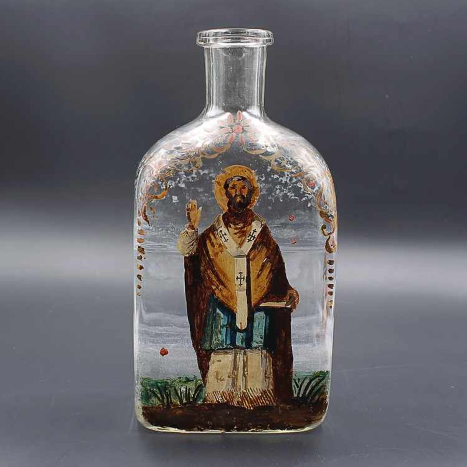 Flascheum 1840, farbloses dickw. Glas, rechteckiger Stand u. Korpus, abgerundete Schultern, - Bild 2 aus 4