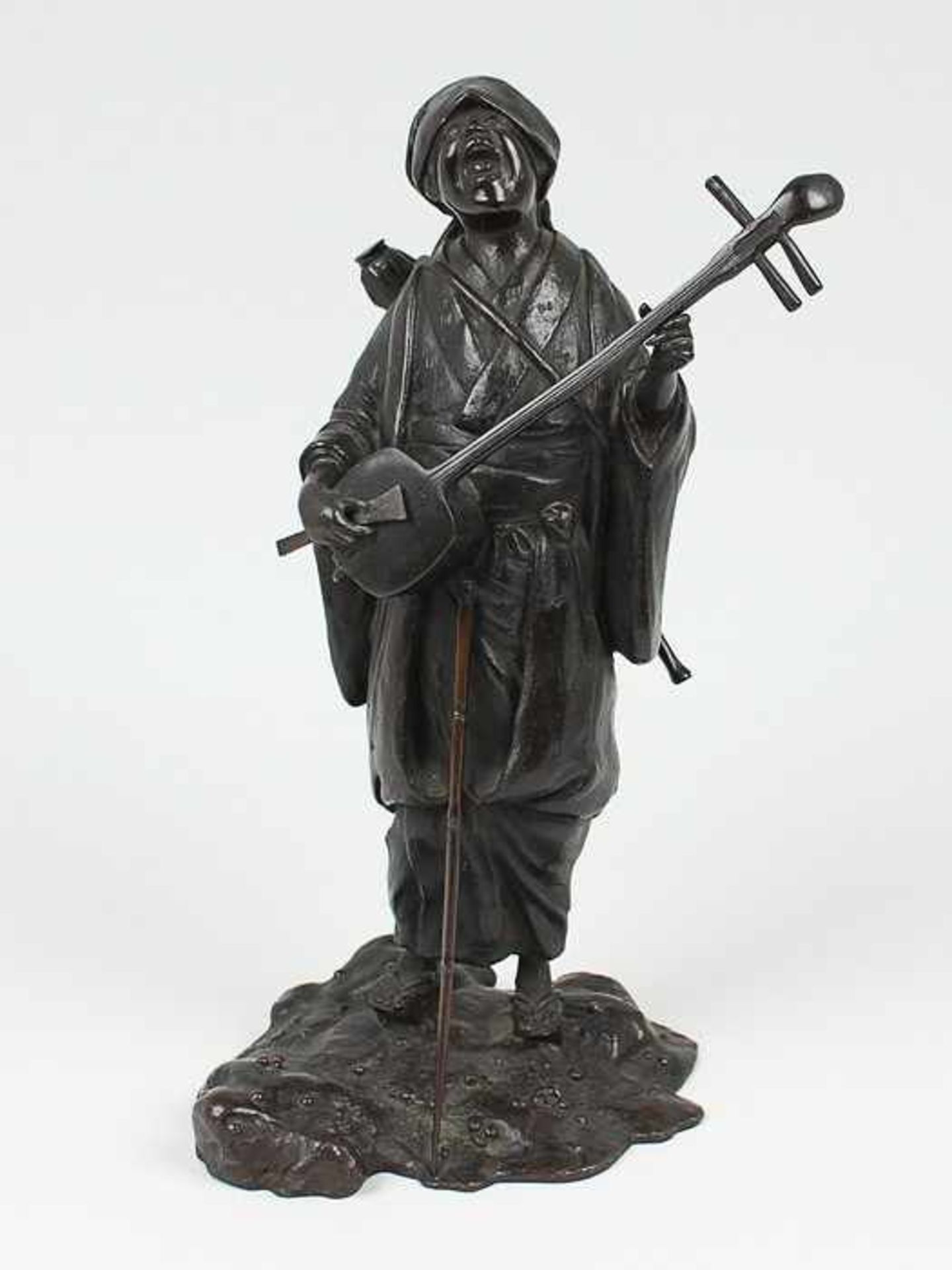 Unsigniert19./20. Jh., Japan, Bronze, patiniert, vollplastische Figur einer Musikantin, singend u. - Bild 2 aus 4