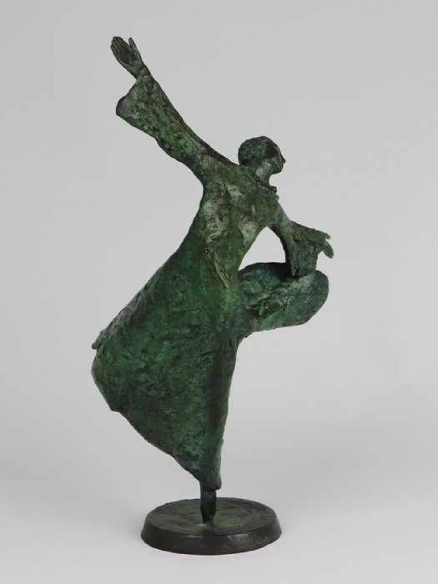 Unleserlich signiert20.Jh., Bronze, grün patiniert, vollplastische Figur einer tanzenden - Bild 3 aus 10