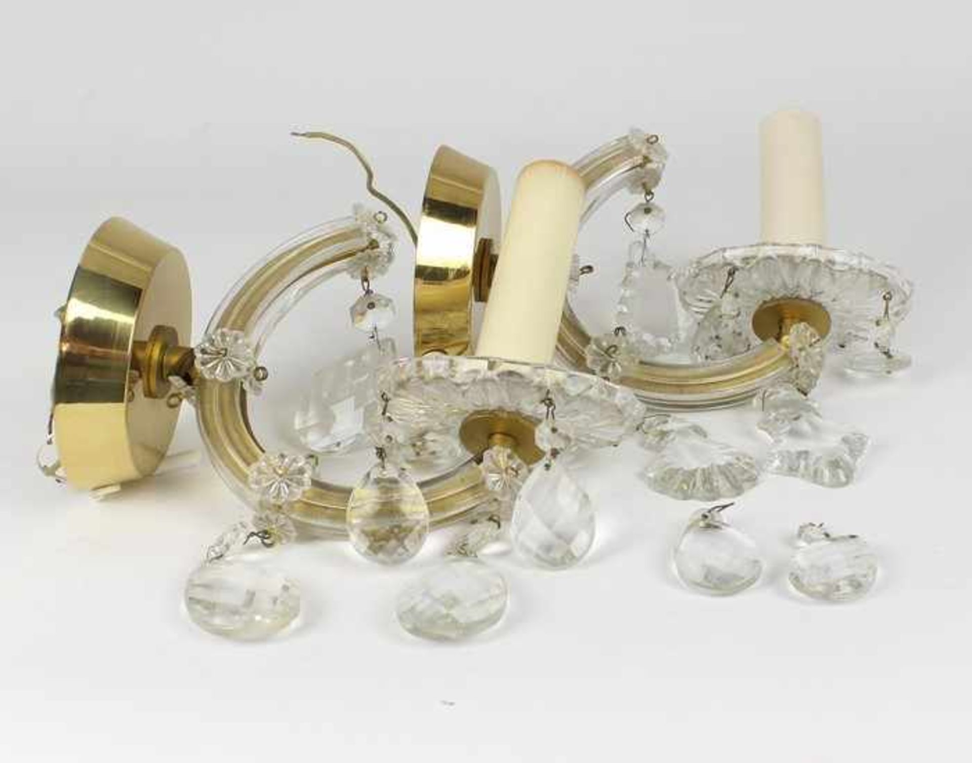 Paar WandlampenMetall/Glas, einflammig, rundes Wandschild, c-bogenförmiger Leuchterarm,