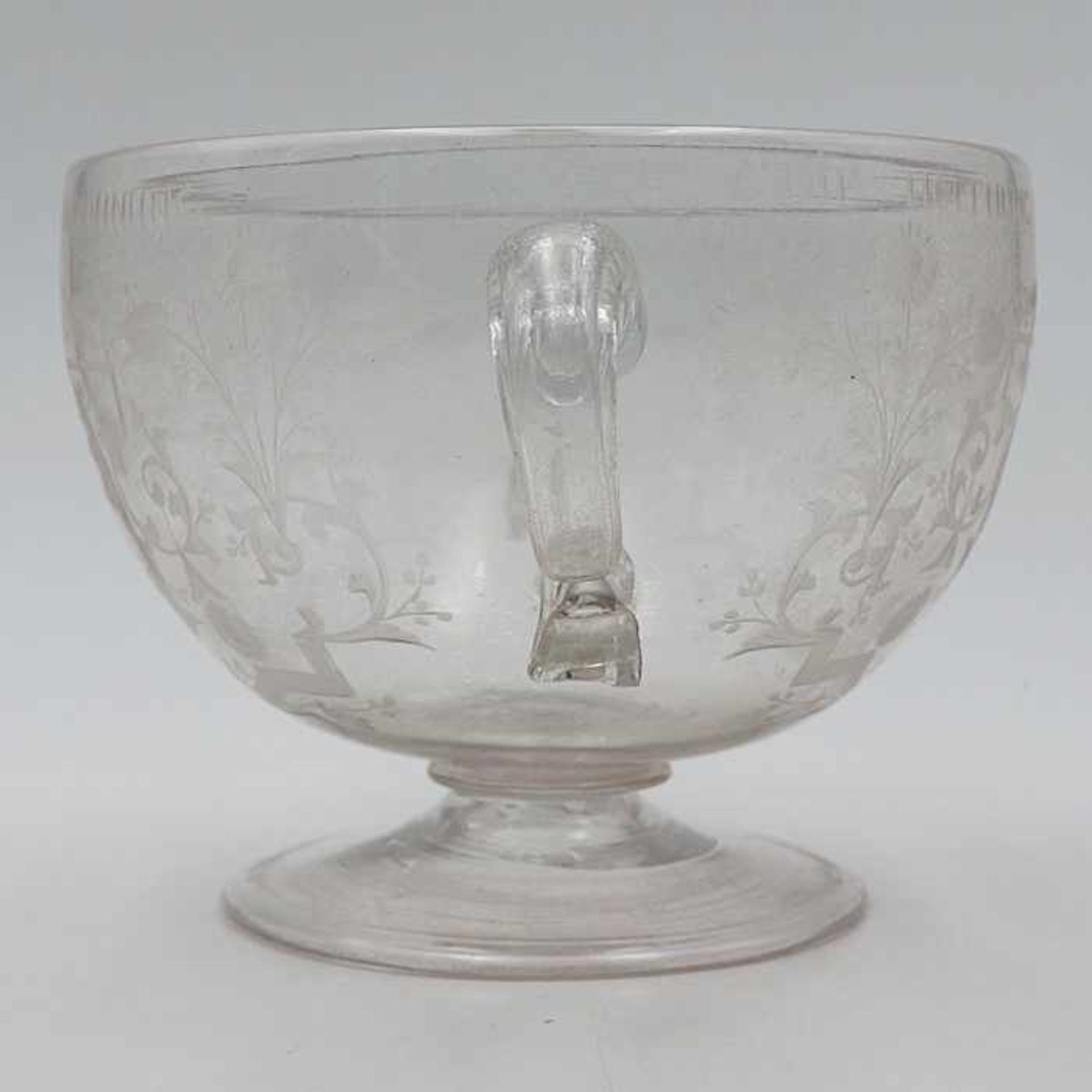 Barocke Glasschale18.Jh., farbloses Glas, scheibenförmiger Stand, halbkugelförmiger Korpus, seitl. 2 - Bild 6 aus 12