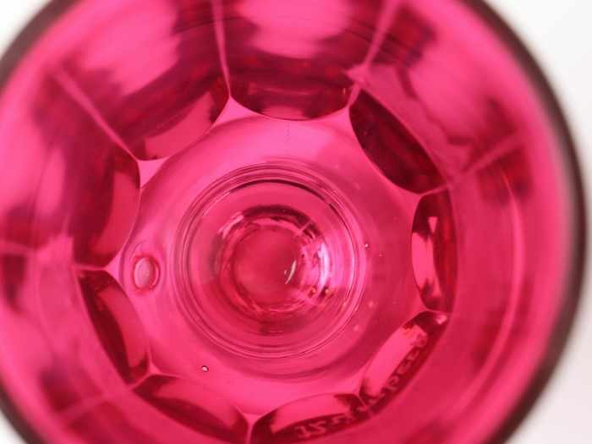 Andenkenbecher19. Jh., farbloses u. rubinfarbenes Glas, runder, zweifach gewulsteter Stand, konkaver - Bild 8 aus 8