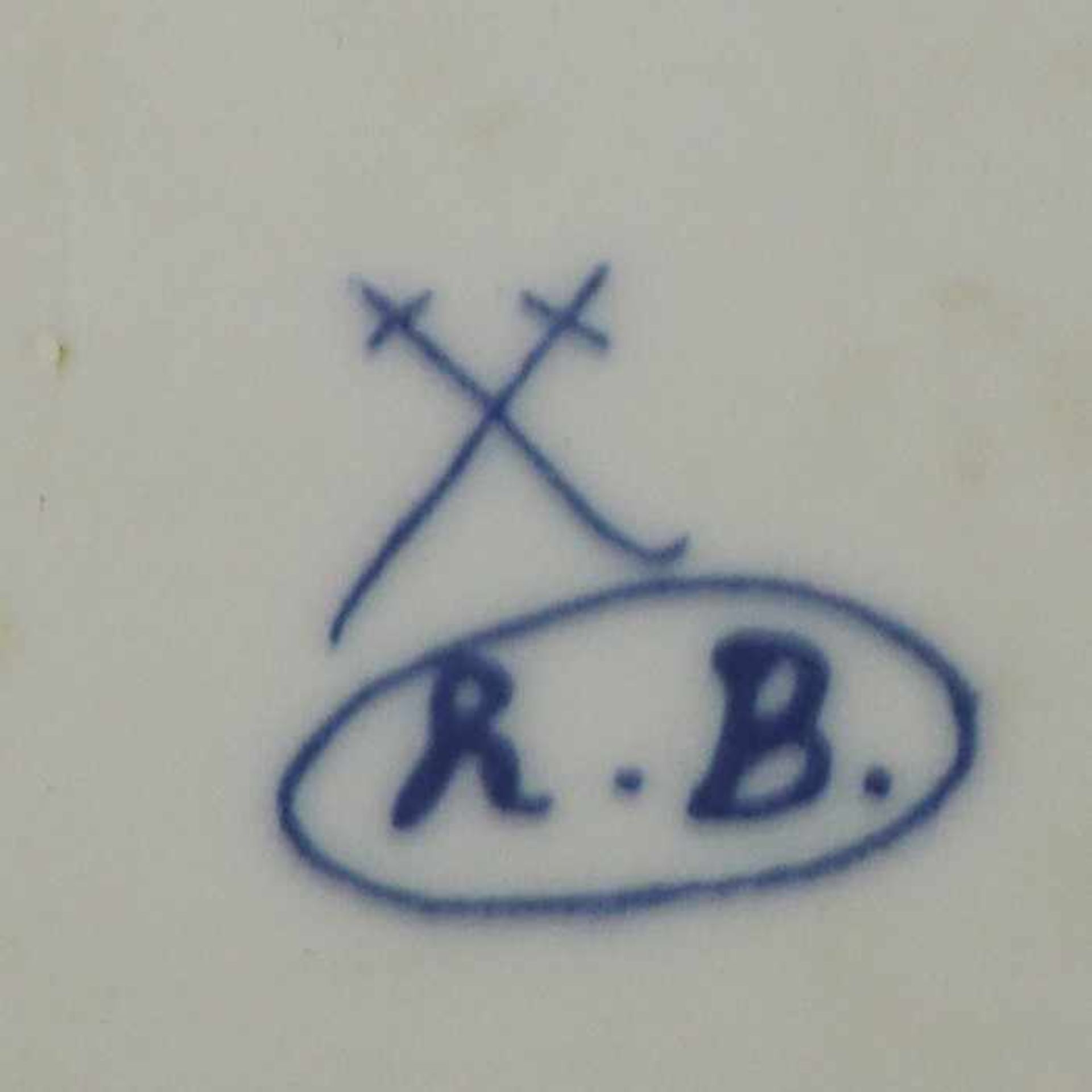 Schale20. Jh., wohl chinesische blaue Schwertermarke, bez. "R.B.", Alter Stil, ovale Plinthe (min. - Bild 14 aus 16