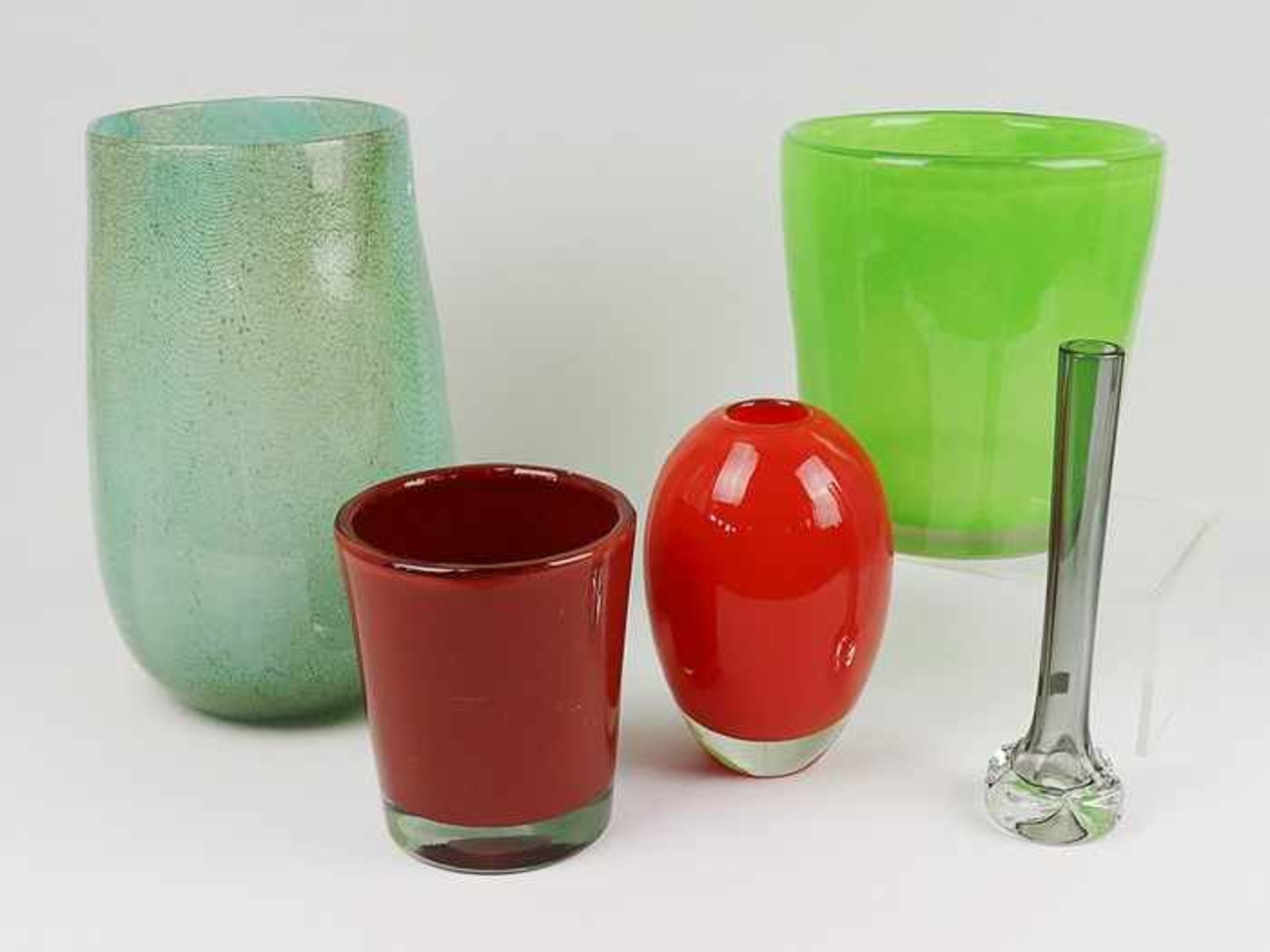 Konvolut5 St., 3 Vasen u. 2 Cachepots, untersch. Formen u. Größen, farbloses Glas, umlaufend - Bild 2 aus 2