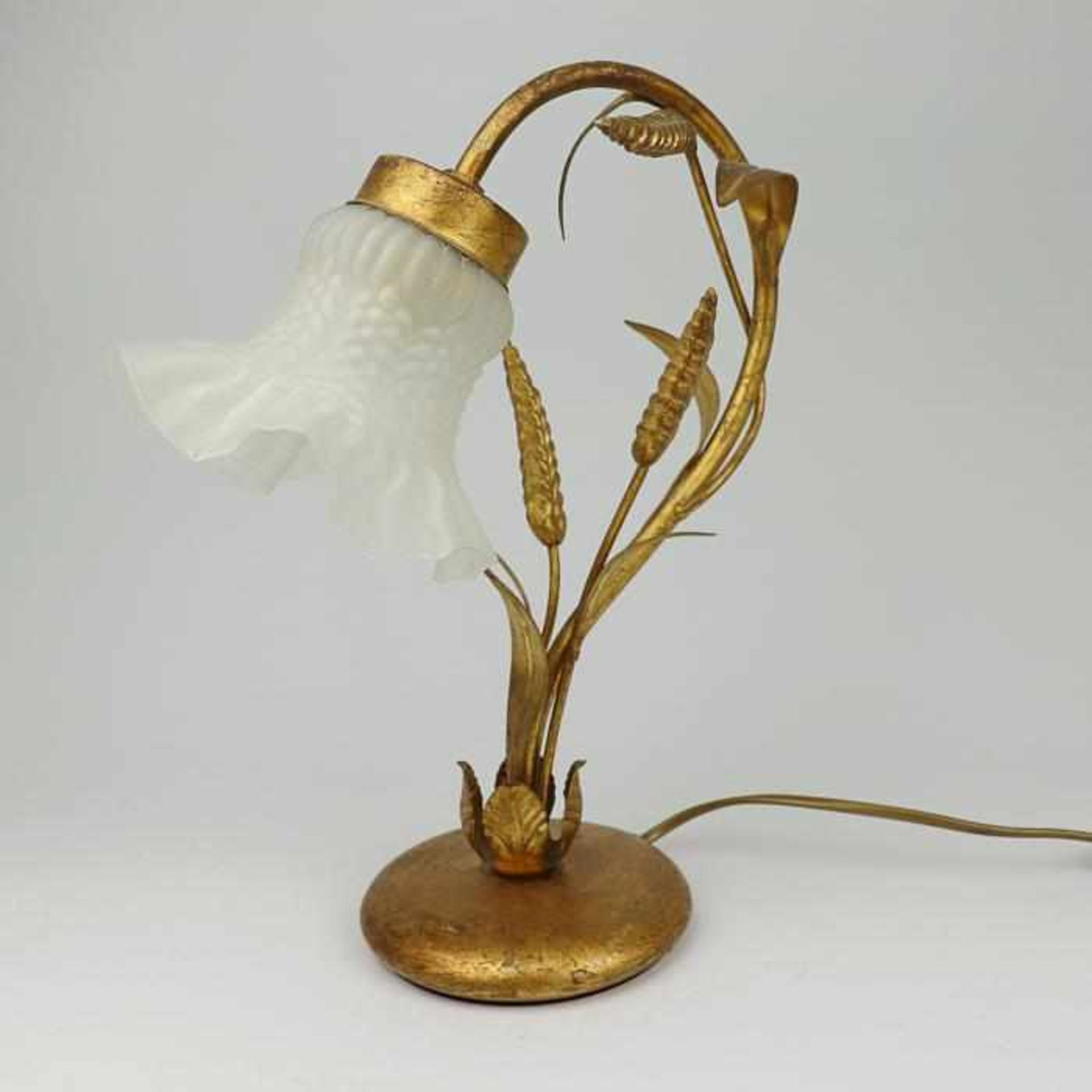 Tischlampe1950er J., goldfarbenes Metall/Glas, Rundfuß, geschwungener Arm m. vollplastischen - Bild 2 aus 4