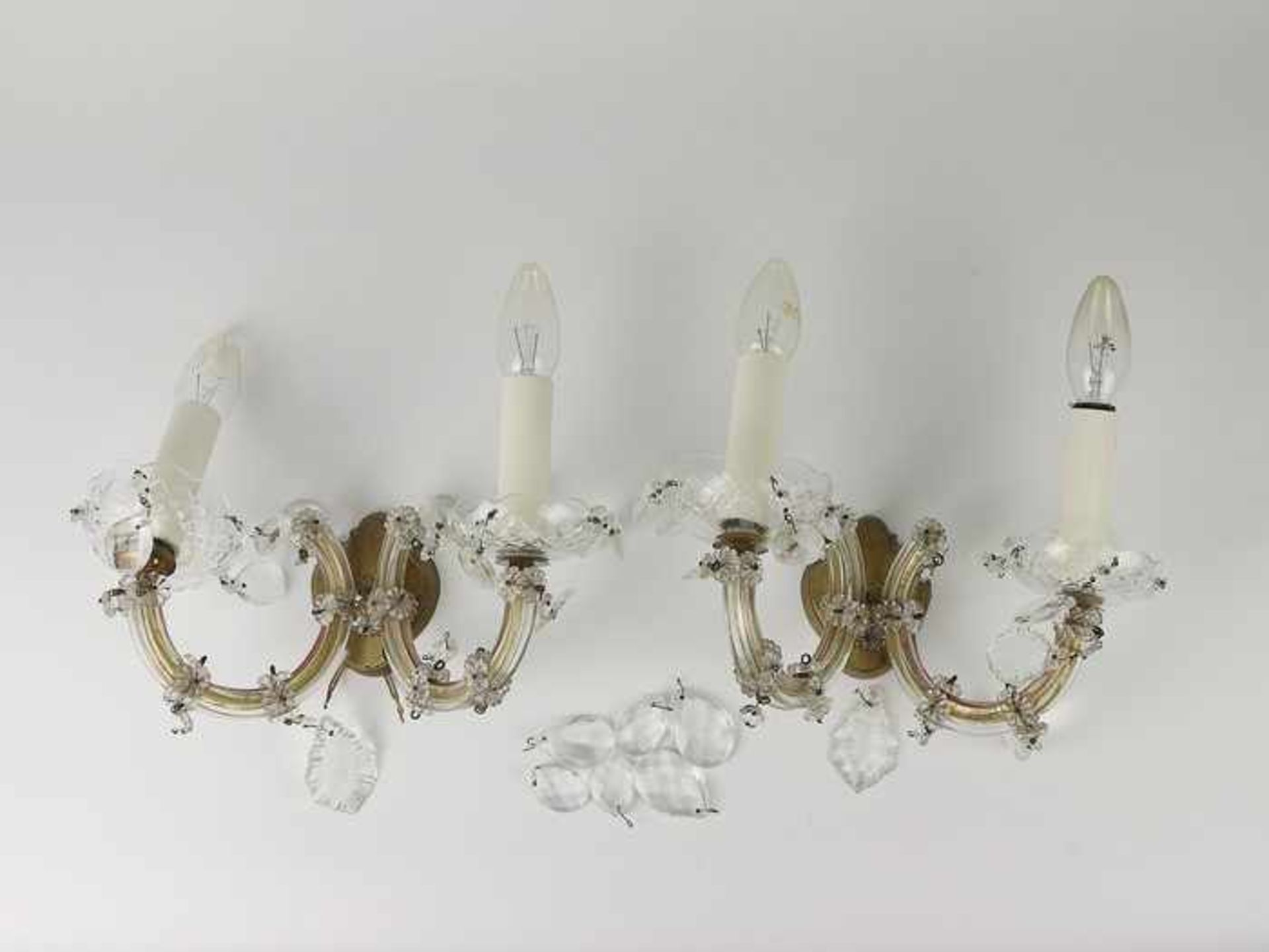 Paar Wandlampenmessingfarbenes Metall/Glas, 2-flammig, wappenförmiges Wandschild, gebogte