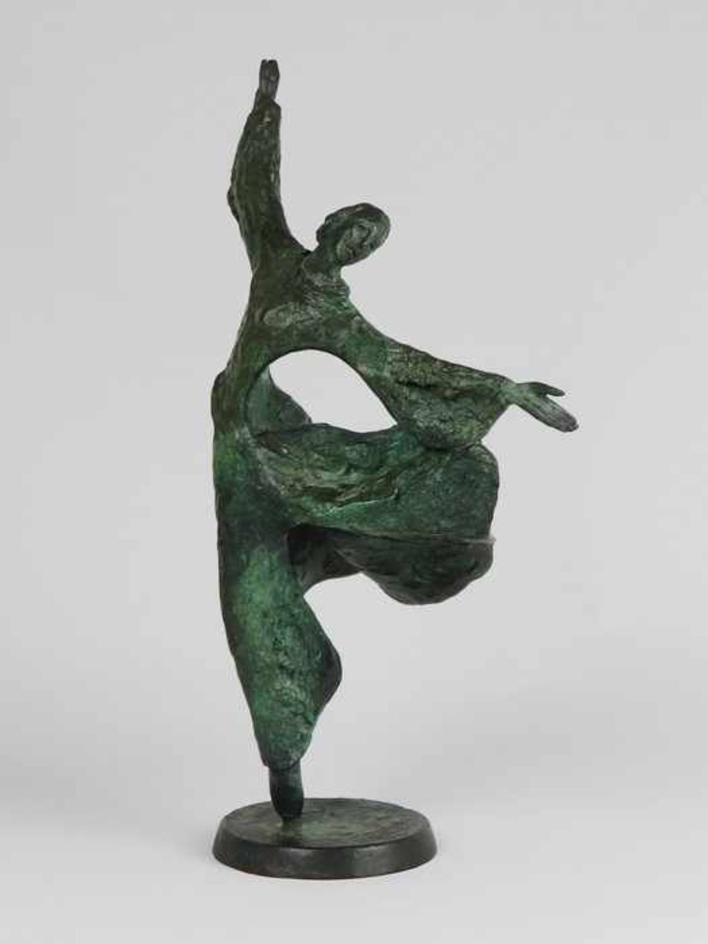 Unleserlich signiert20.Jh., Bronze, grün patiniert, vollplastische Figur einer tanzenden