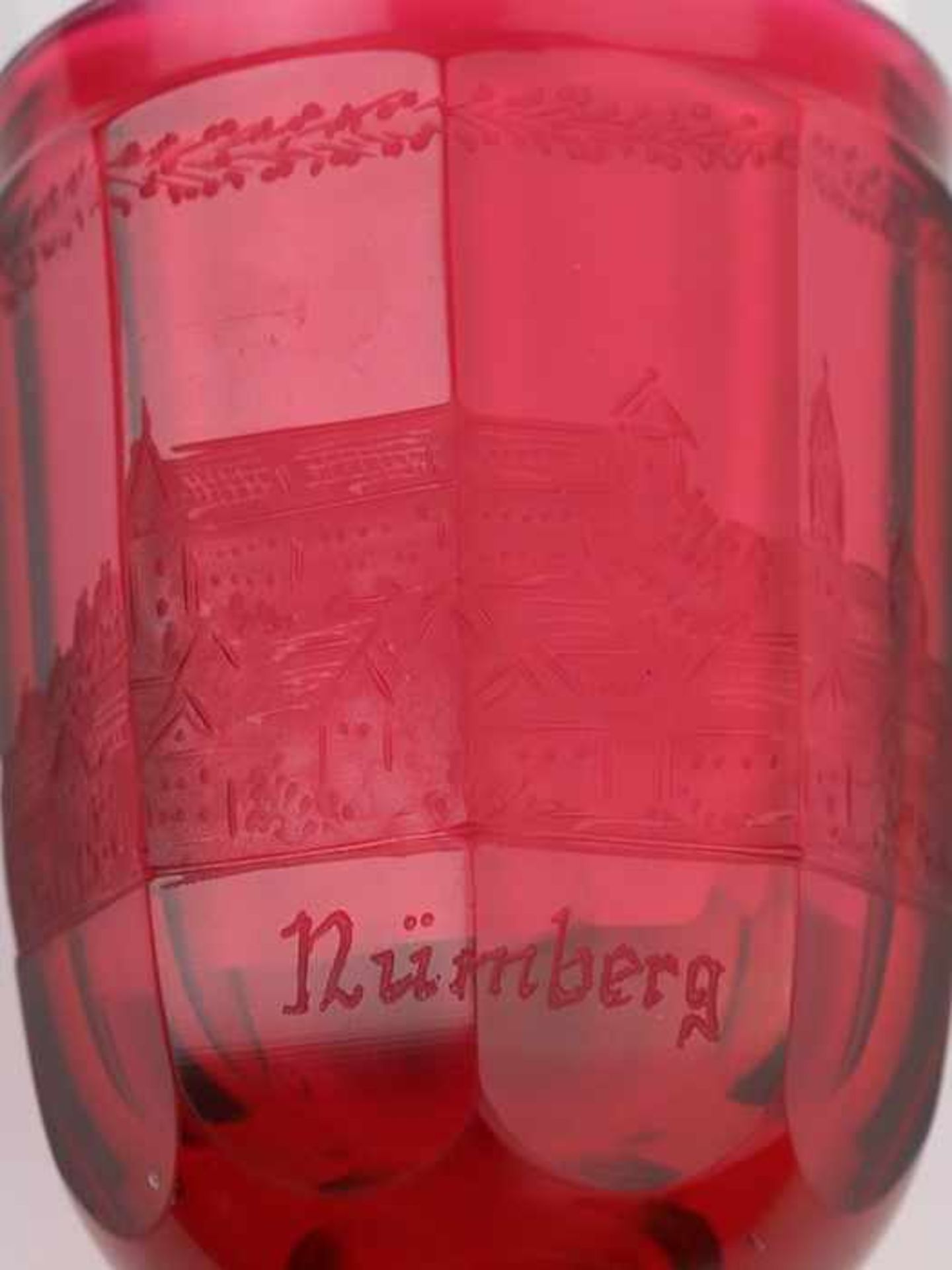 Andenkenbecher19. Jh., farbloses u. rubinfarbenes Glas, runder, zweifach gewulsteter Stand, konkaver - Bild 4 aus 8