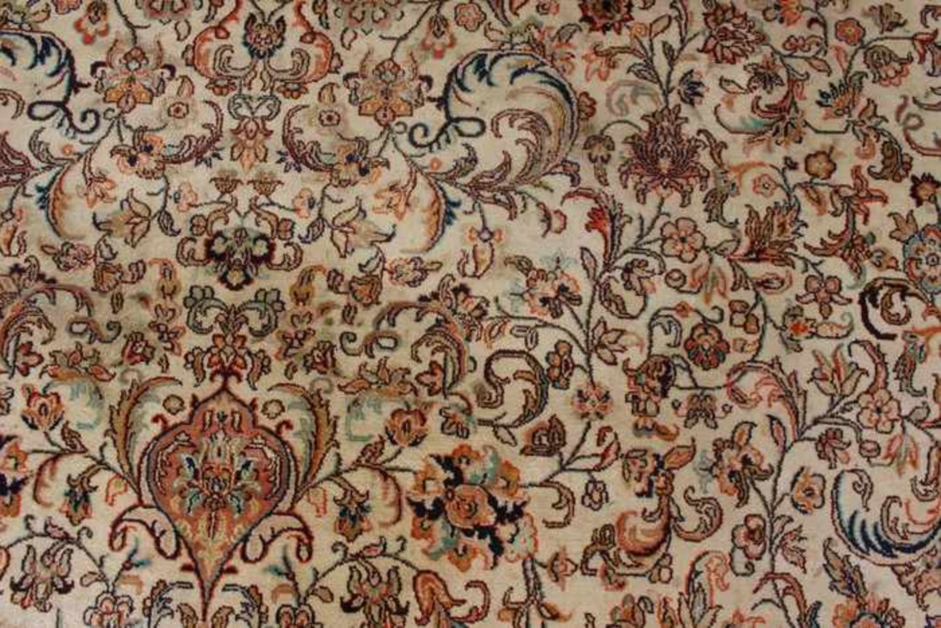 OrientseidenteppichIndien, Kaschmir, Baumwolle, Seide, hellgrundig, rundes Strahlenmedaillon mit - Bild 5 aus 8