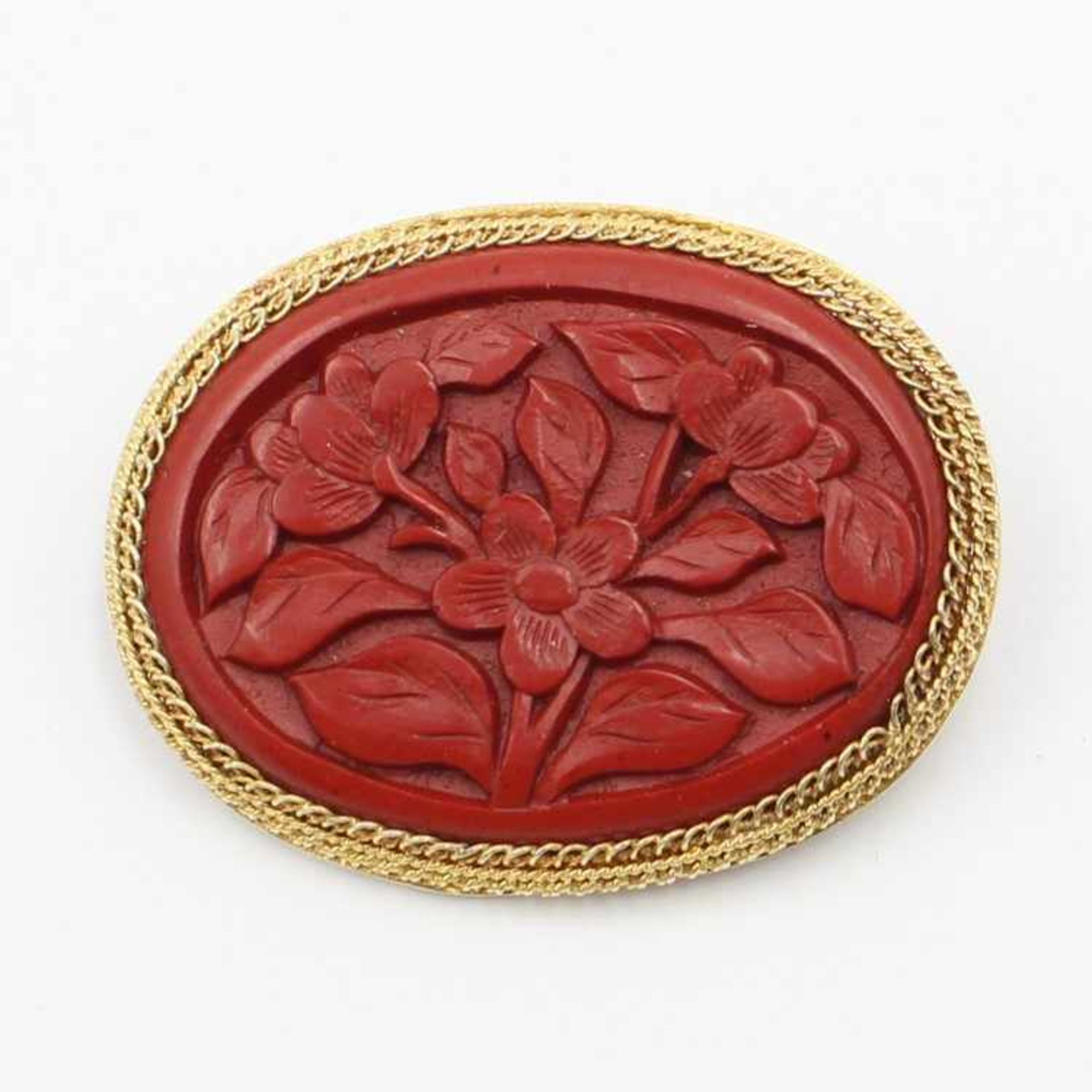 BroscheSi vergold., oval, mittig besetzt mit rotem Plättchen, dieses mit reliefiertem Blütendekor,