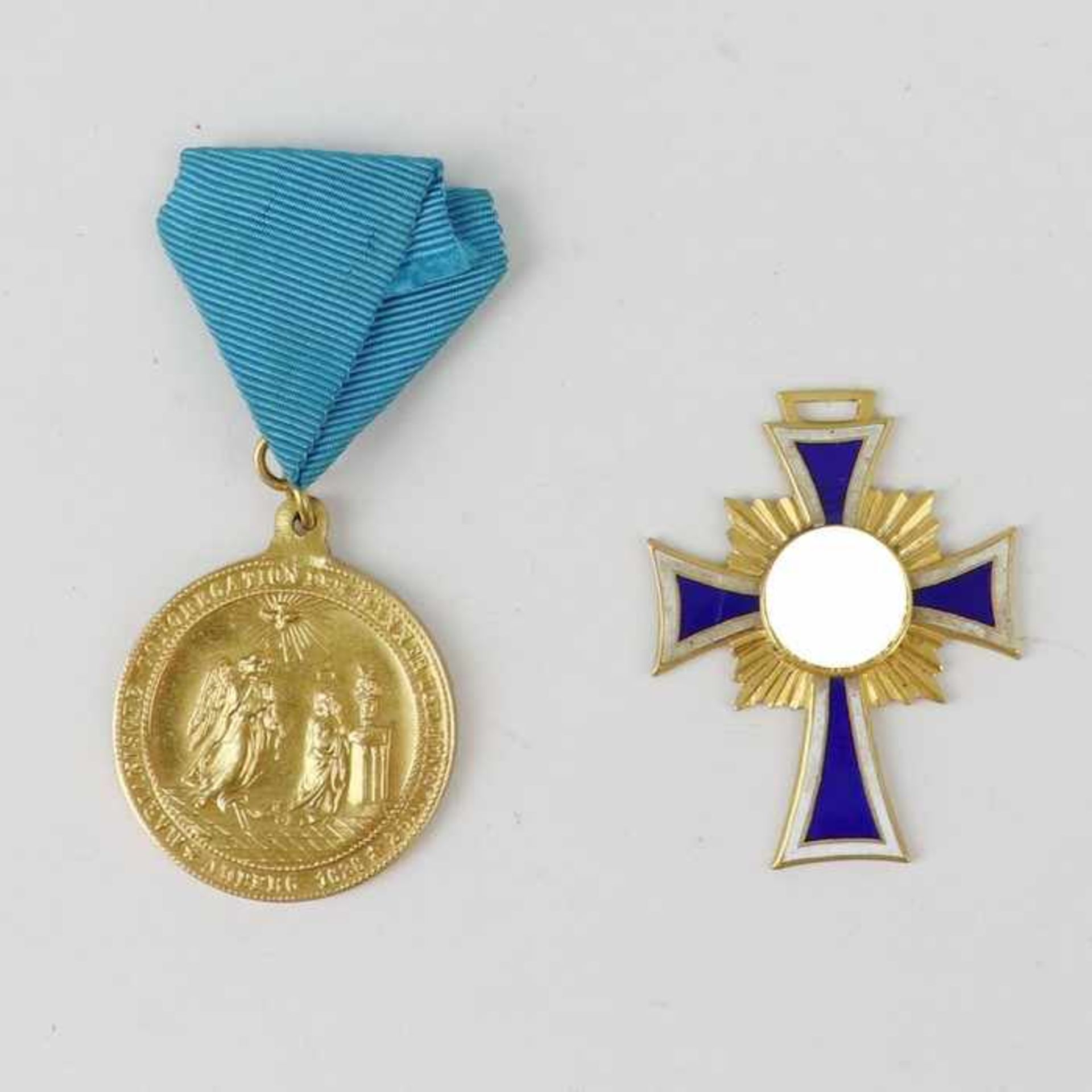 Konvolut2 St., 1x Mutterkreuz in Gold, im Etui, min. best., o. Band, 1x Medaille "Marianische