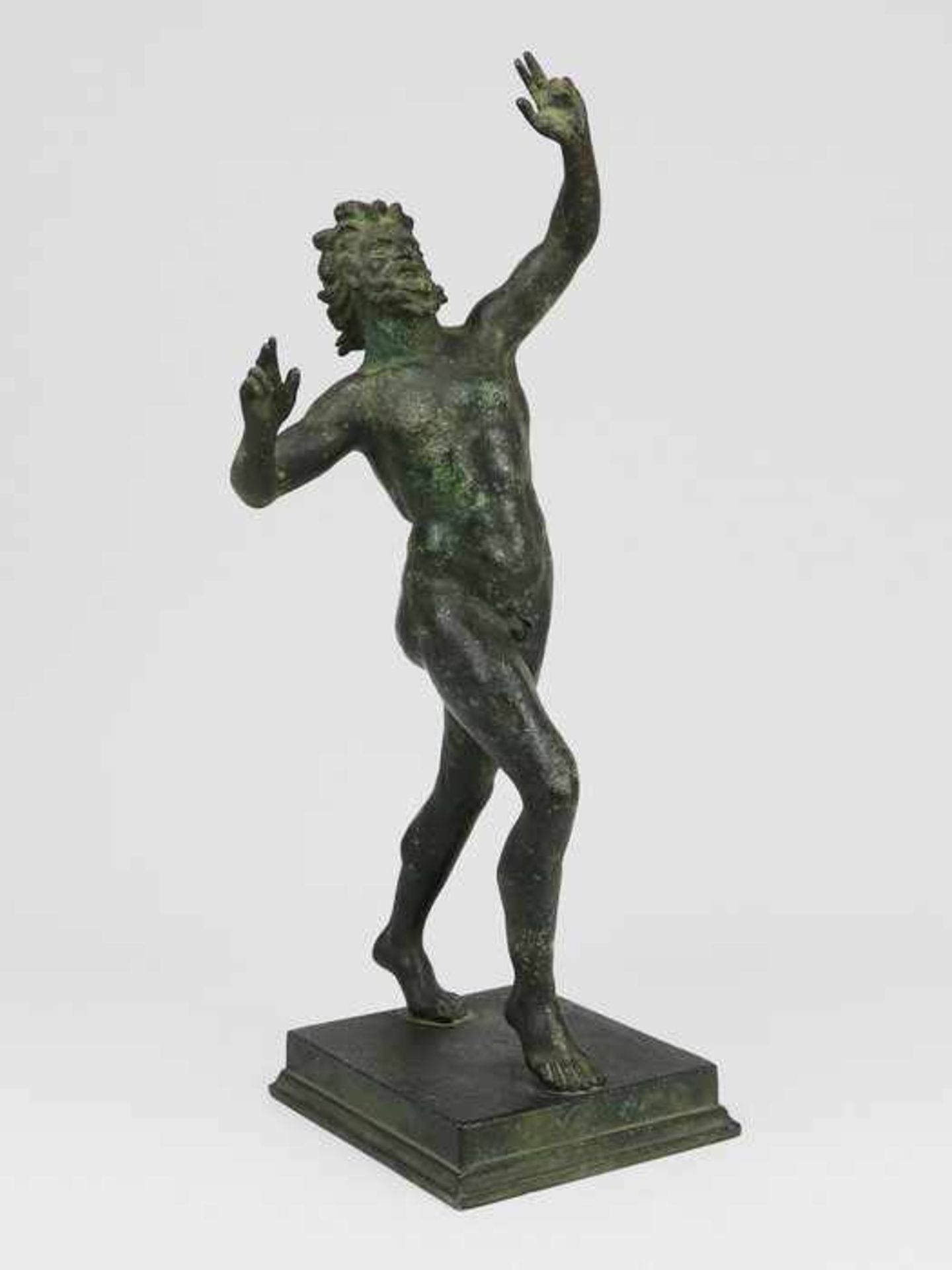 Skulpturum 1920/30, Italien, Bronze, grün patiniert, vollplastische Figur eines tanzenden Fauns, auf