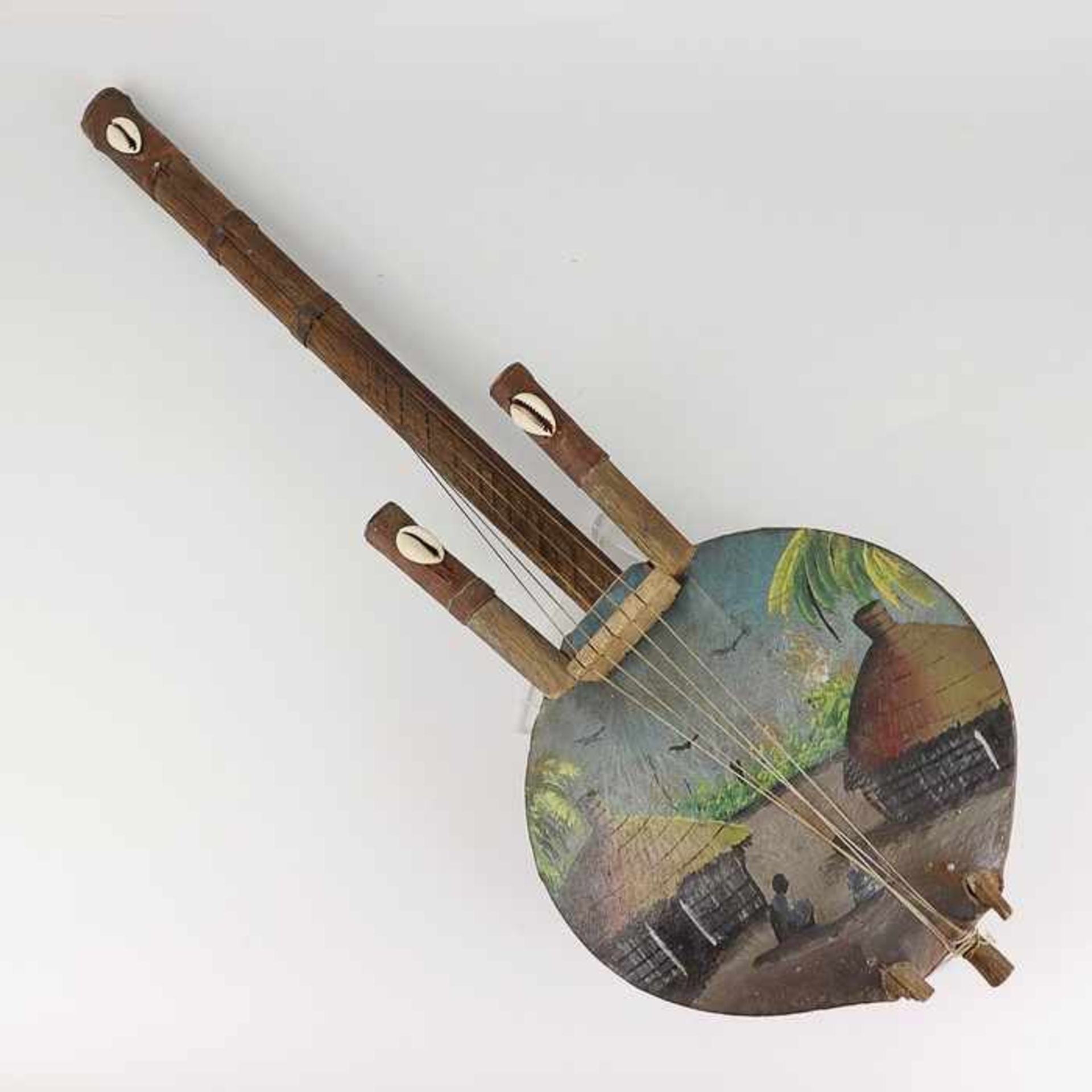 Musikinstrument20.Jh., Kamerun, runder Korpus, m. Lederbezogen, polychrom bemalt, Dorfansicht,
