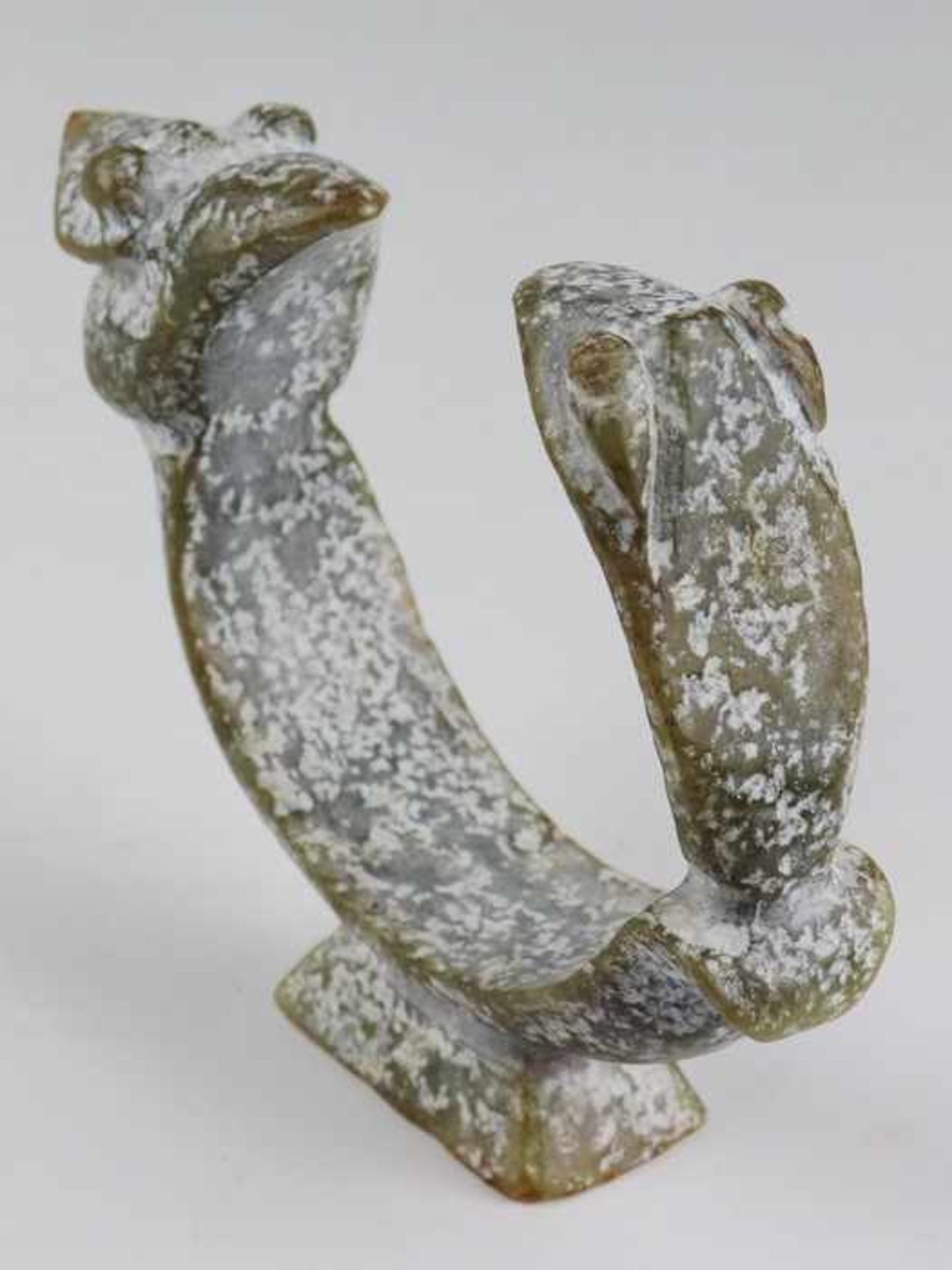 FigurChina, wohl Grabbeigabe, Nephrit, vollplastische Schnitzerei, rechteckiger Sockel, Bogen m. 2 - Bild 3 aus 4