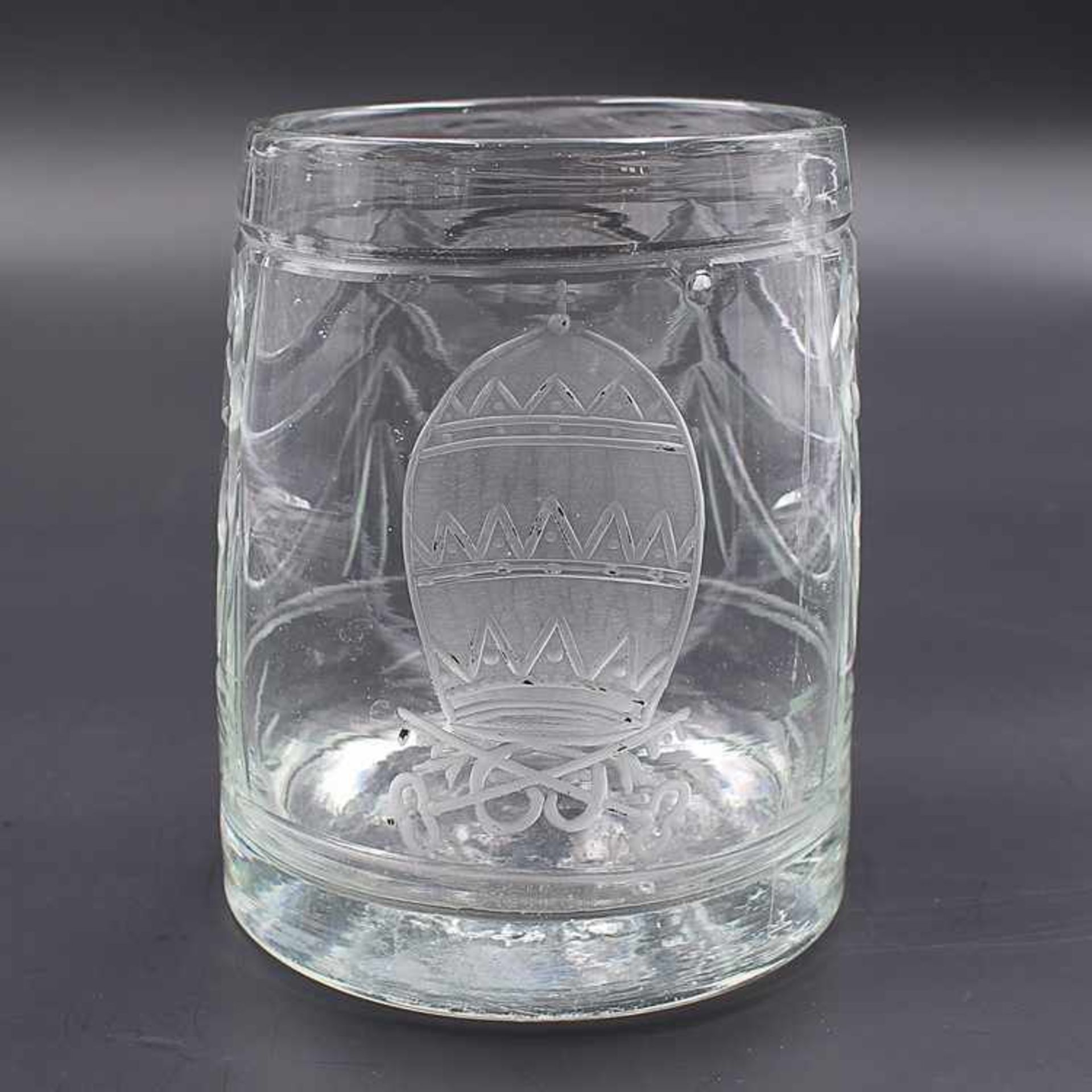Becherum 1820, farbloses dickw. Glas, runder Stand, konischer, leicht gebauchter Korpus, Schauss. m. - Bild 2 aus 4