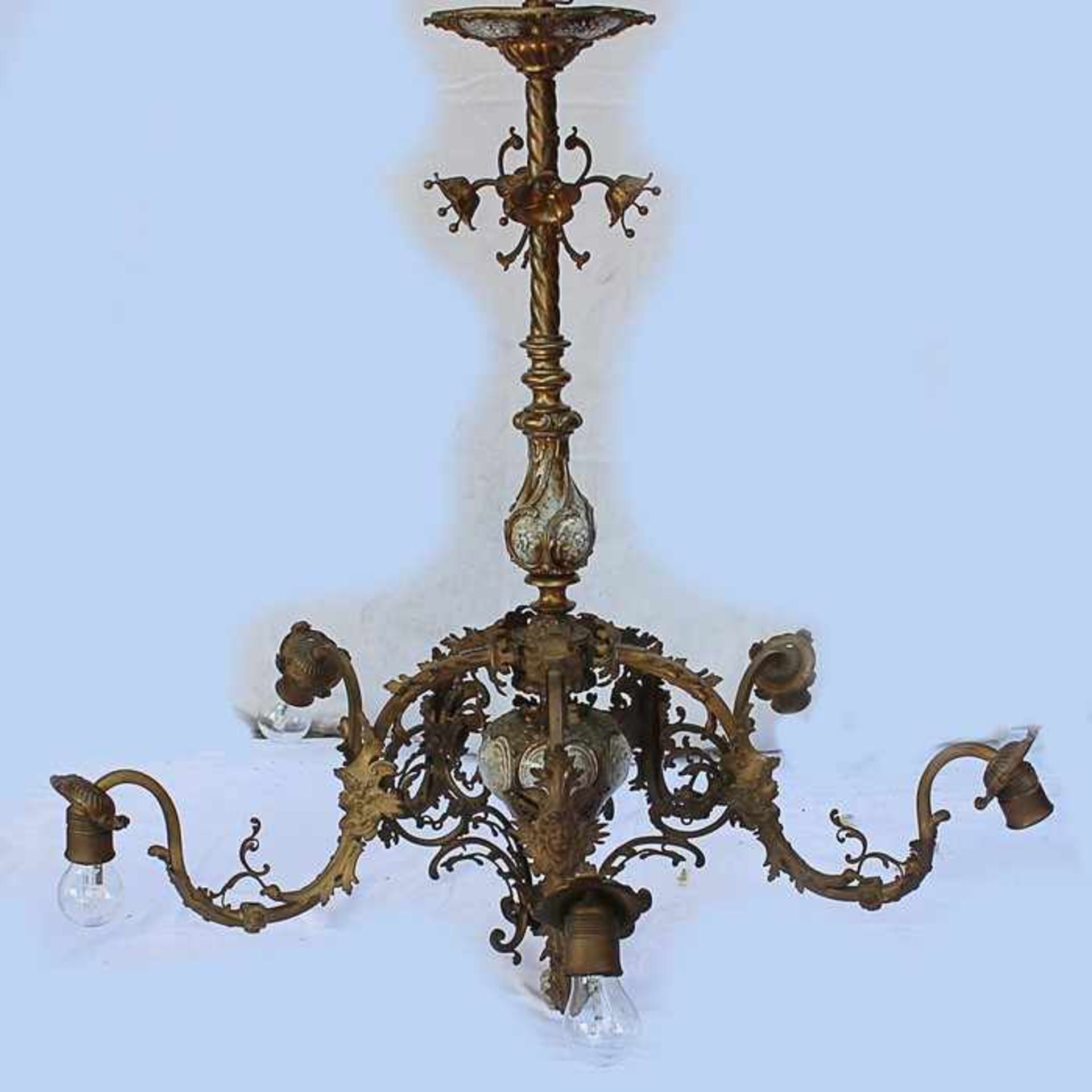 Deckenlampe - Historismusmessingfarbenes Metall, rocaillenförmige Keramikeinsätze m. reliefiertem