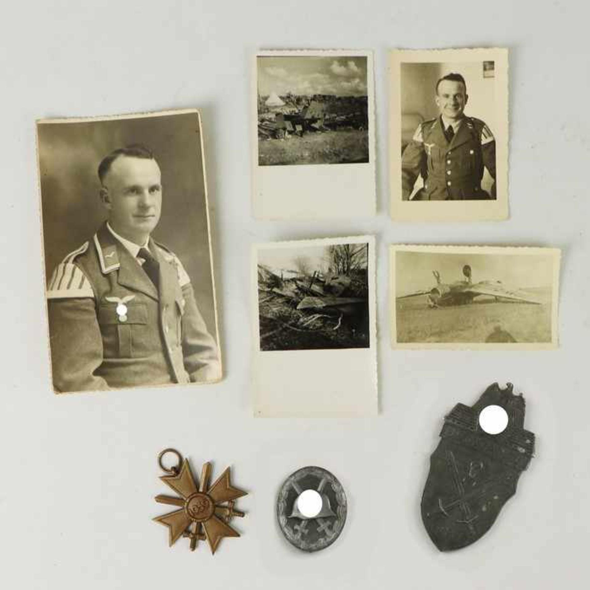 Abzeichen3 St., 1x Kriegsverdienstkreuz mit Schwertern 2. Klasse 1939, 1x Verwundetenabzeichen in - Bild 2 aus 4