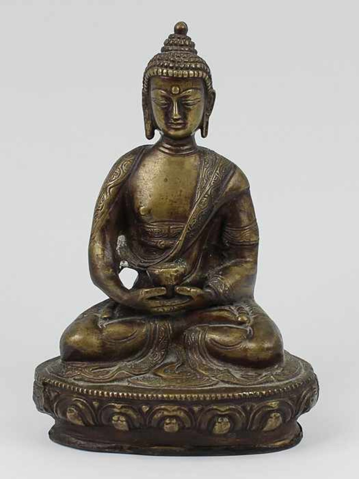 Buddhistische Figur20.Jh., Bronze, patiniert, vollplastische Figur, in meditativer Haltung auf Lotus