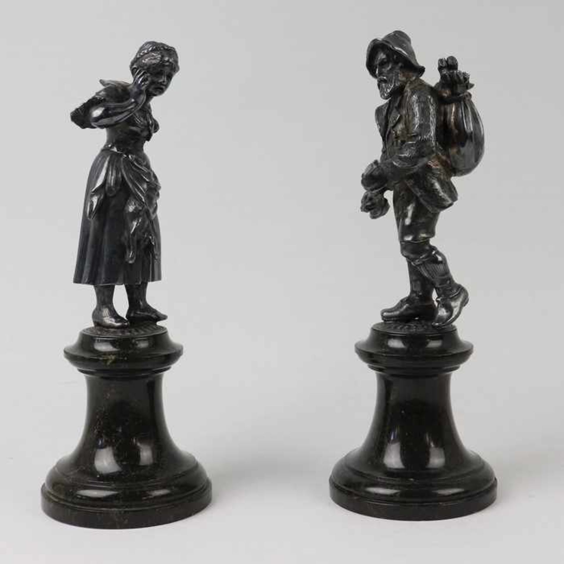 Figurenpaarum 1910/20, Metall, versi., 2 vollplastische Figuren, ein Jäger m. Beute ein Gewehr in - Bild 4 aus 6