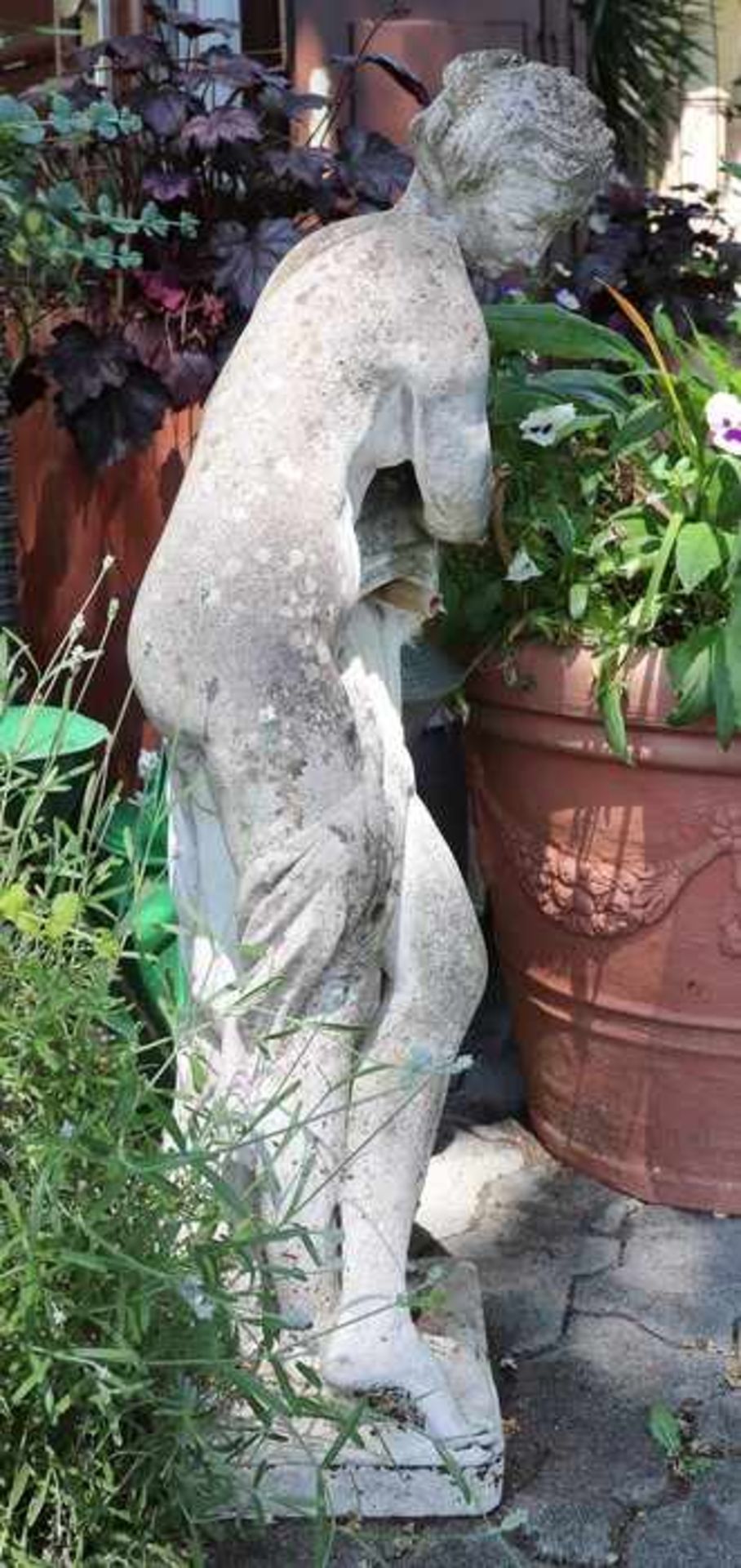 BrunnenfigurSteinguss, rechteckige Plinthe, Quellnymphe, antikisierende weibliche Aktfigur m. - Bild 3 aus 4