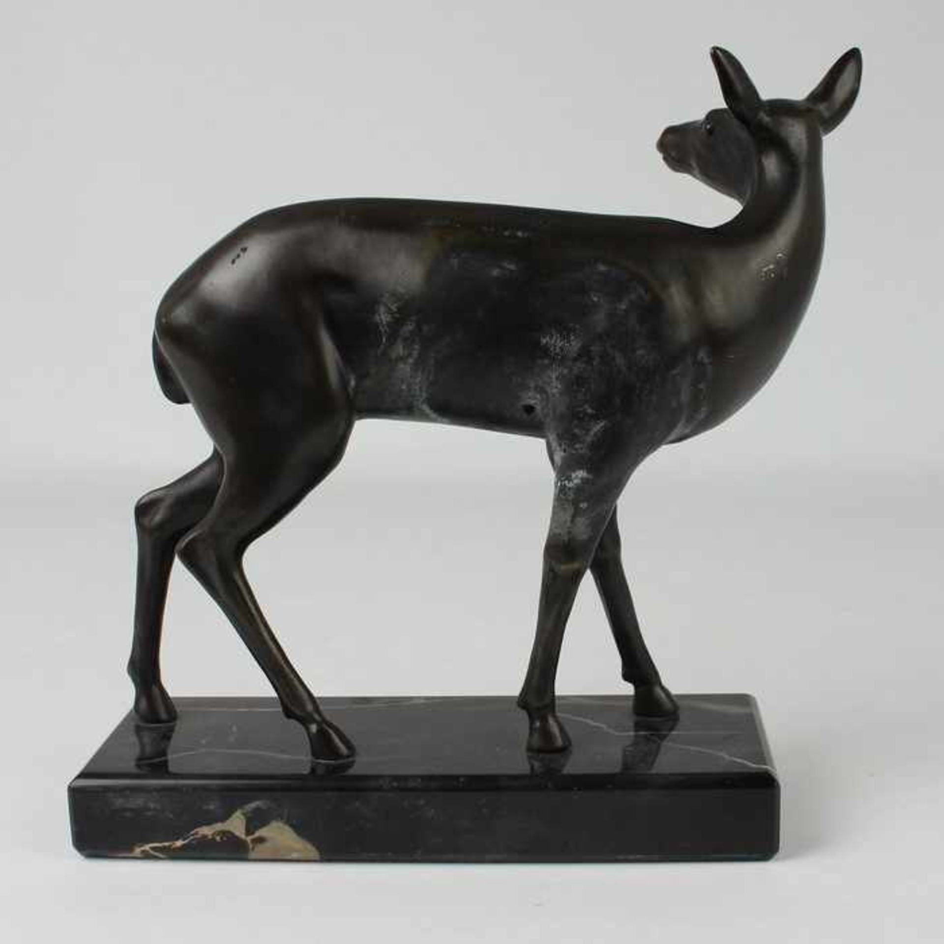 Tierplastikum 1920, Bronze, patiniert, vollplastische Figur eines Rehs, auf schwarze Marmorplinthe - Bild 4 aus 4