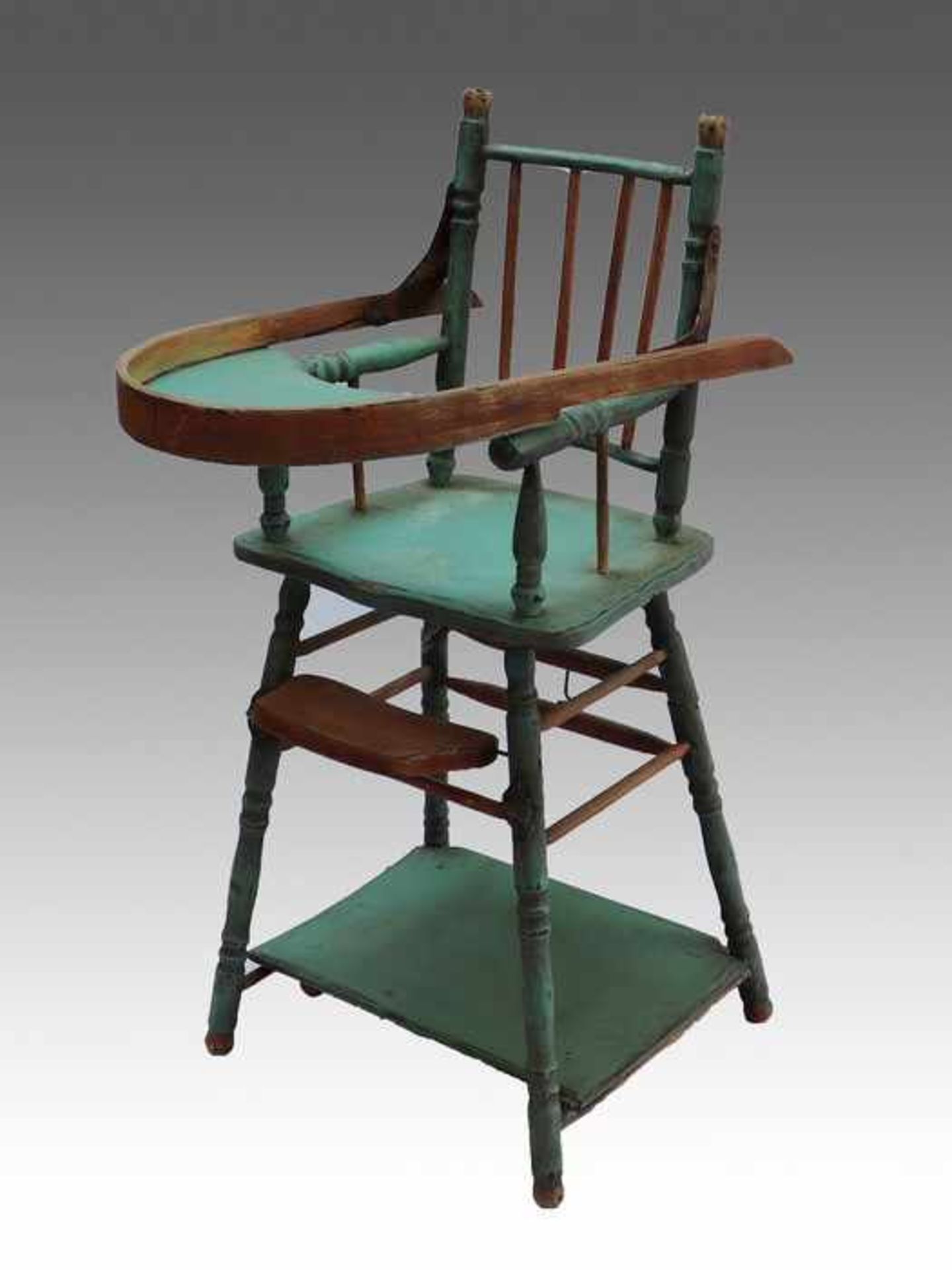 Kinderhochstuhlum 1900, Holz/Metall, grün gefasst, ausgestellte Balusterbeine, Tisch u. Sitz