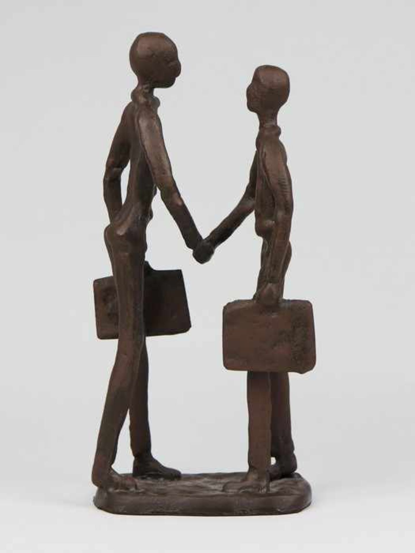 Skulpturnzl., Bronze, braun patiniert, vollplastische Figurenpaar, zwei Männer m. Aktenkoffer,