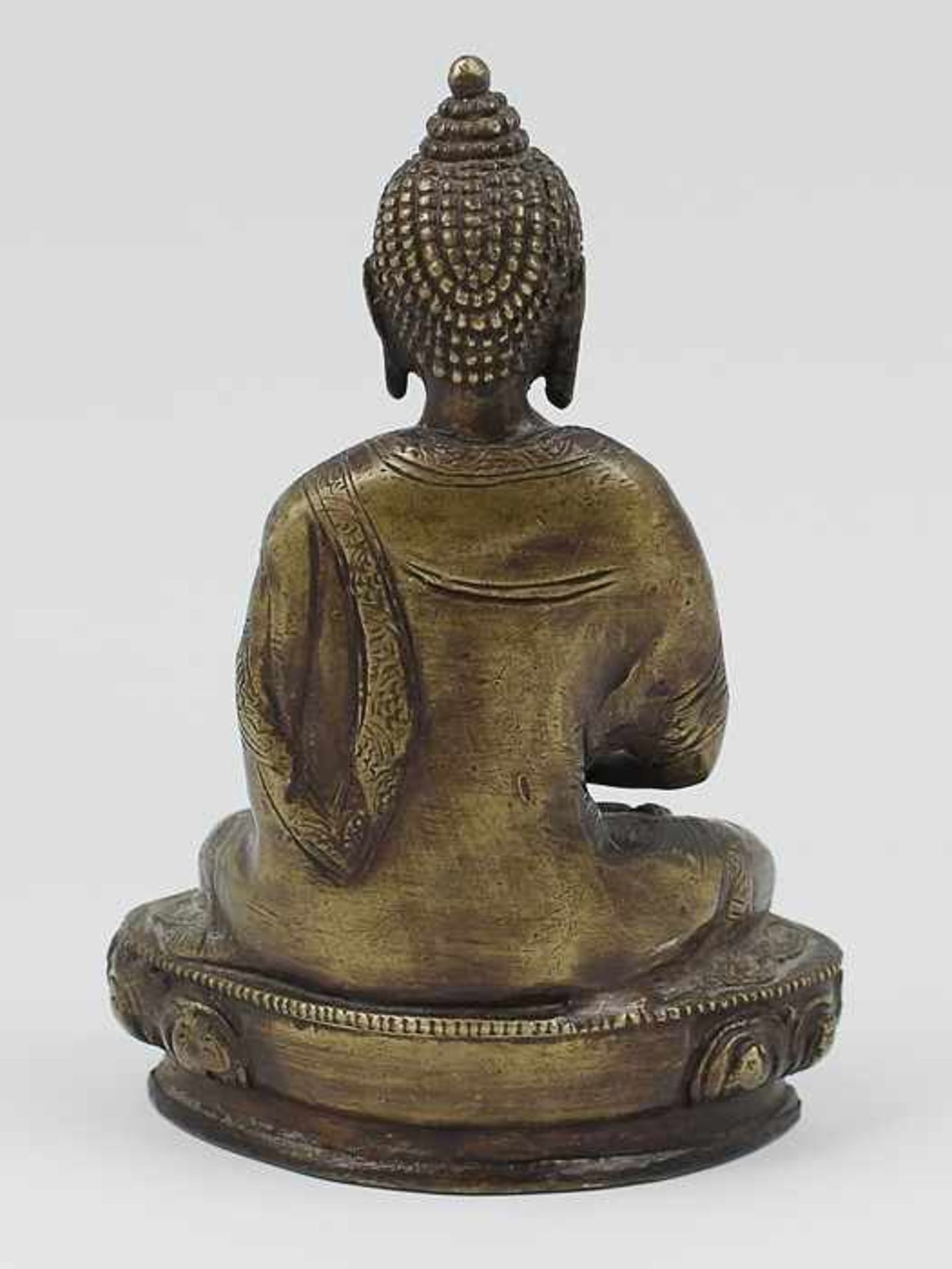 Buddhistische Figur20.Jh., Bronze, patiniert, vollplastische Figur, in meditativer Haltung auf Lotus - Bild 8 aus 8