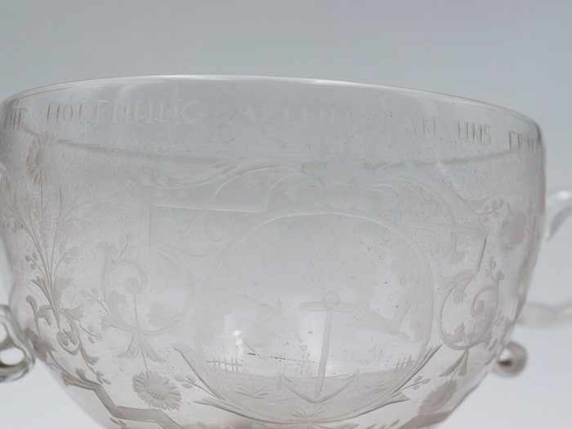 Barocke Glasschale18.Jh., farbloses Glas, scheibenförmiger Stand, halbkugelförmiger Korpus, seitl. 2 - Bild 9 aus 12