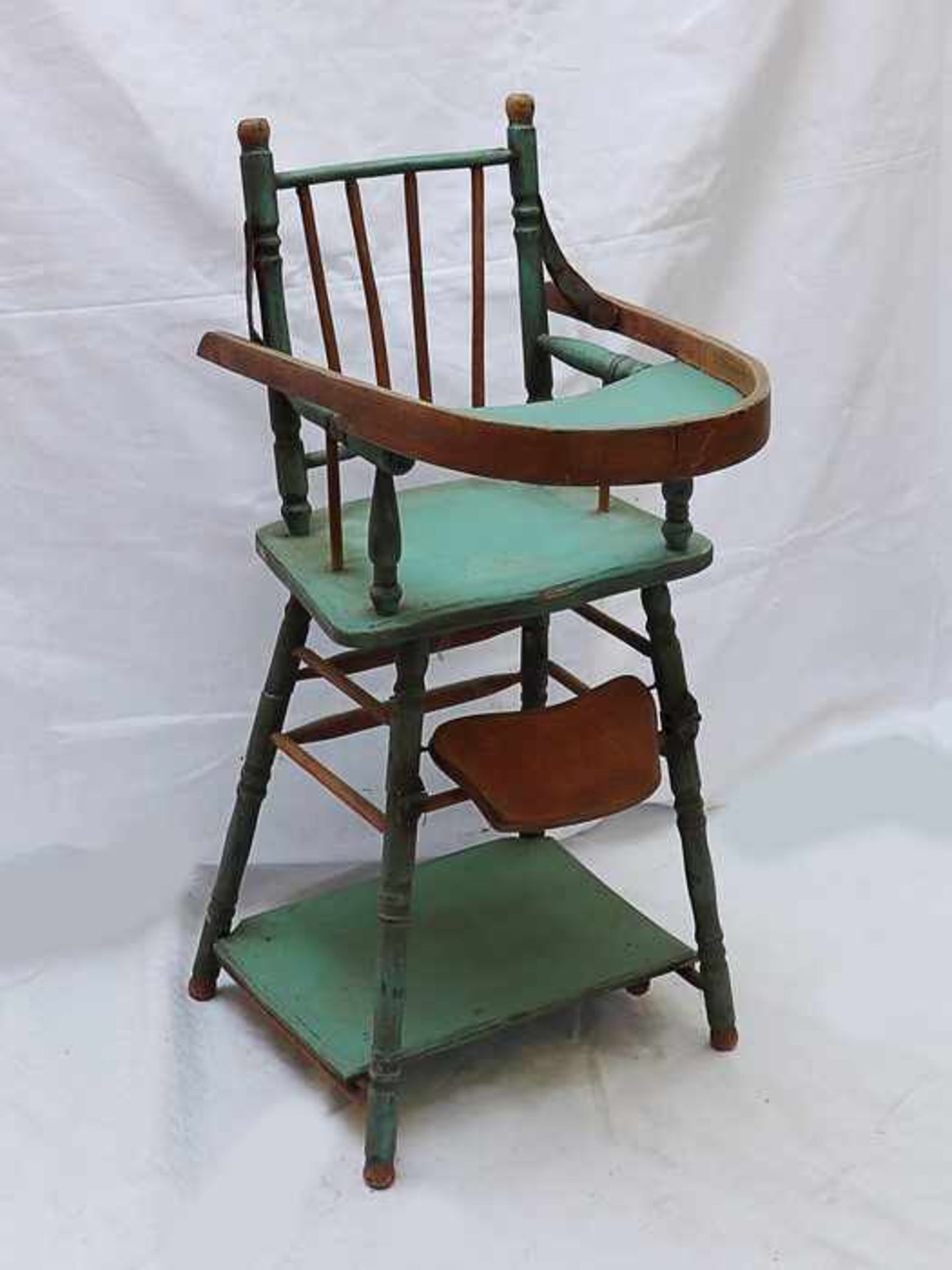 Kinderhochstuhlum 1900, Holz/Metall, grün gefasst, ausgestellte Balusterbeine, Tisch u. Sitz - Bild 4 aus 4