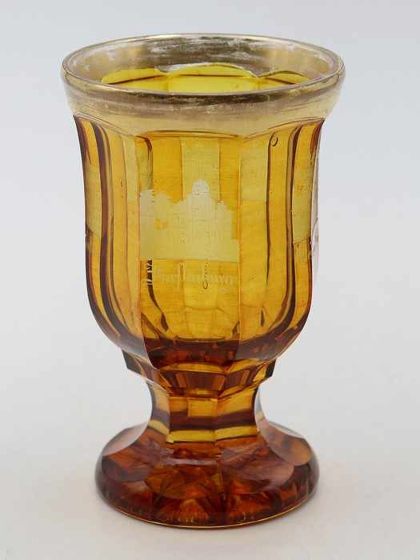 Bäderglas19. Jh., bernsteinfarbenes Glas, runder Stand m. aufwendigem Bodenstern, breiter fac.