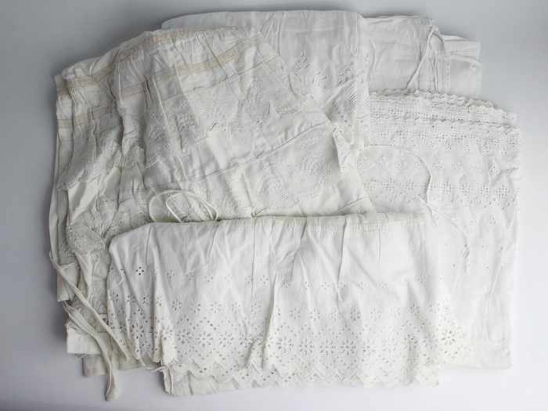 Unterröckeum 1900, 4 St. weiße Baumwolle, Loch- u. Häkelspitze, verschiedene Größen u. Erh.