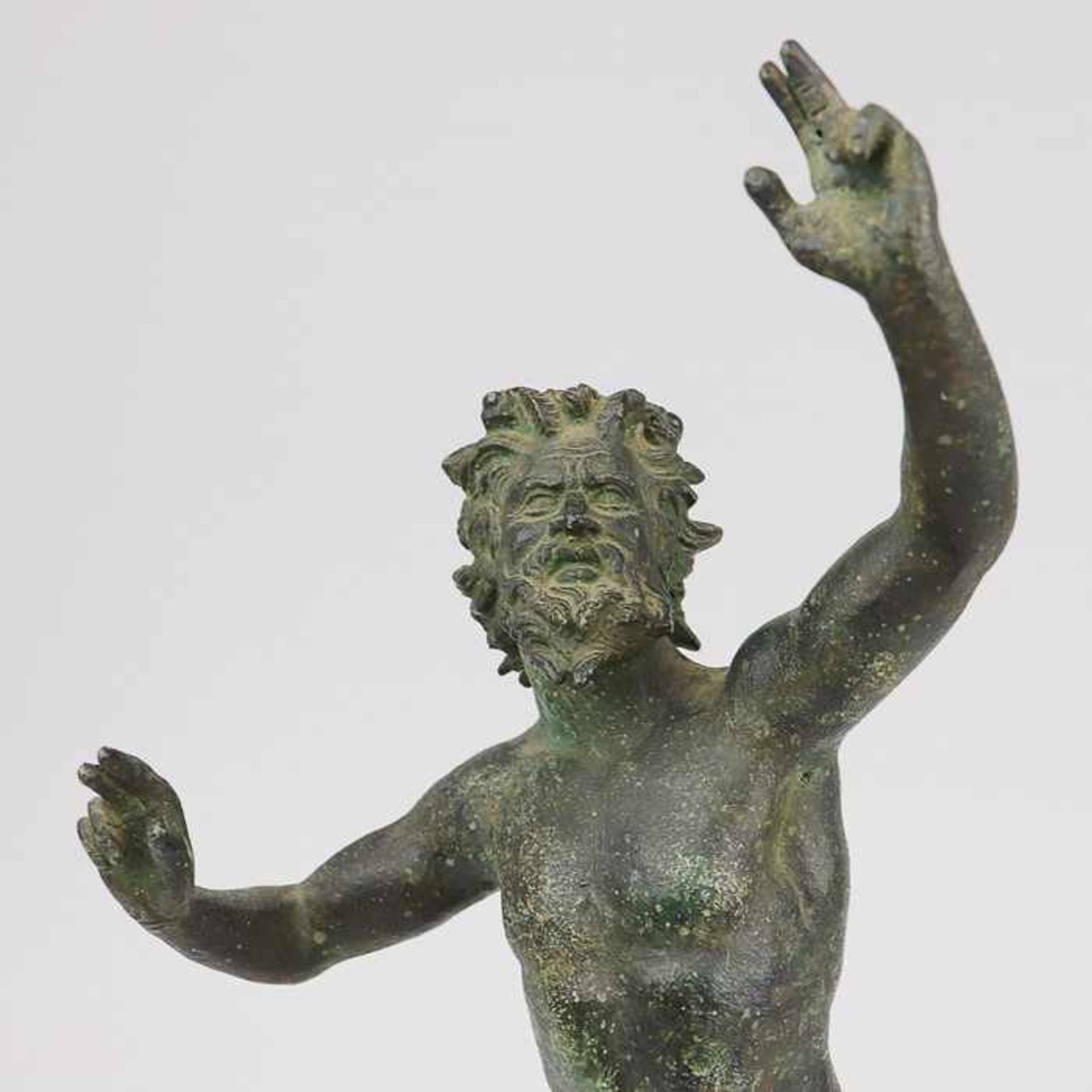 Skulpturum 1920/30, Italien, Bronze, grün patiniert, vollplastische Figur eines tanzenden Fauns, auf - Bild 3 aus 6