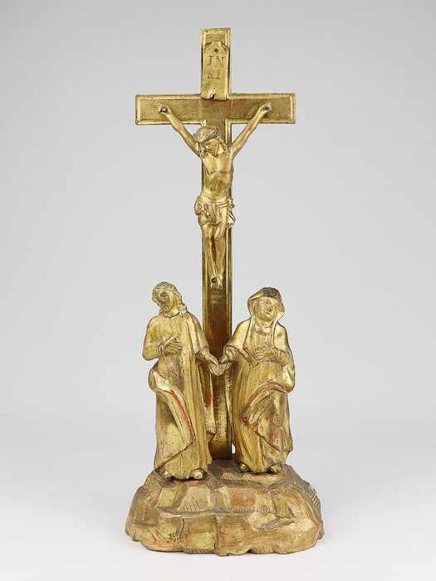 Kreuzigungsgruppe20.Jh., Holz geschnitzt, glanzgold gefasst, als Fels ausgeformter Sockel, - Bild 2 aus 8