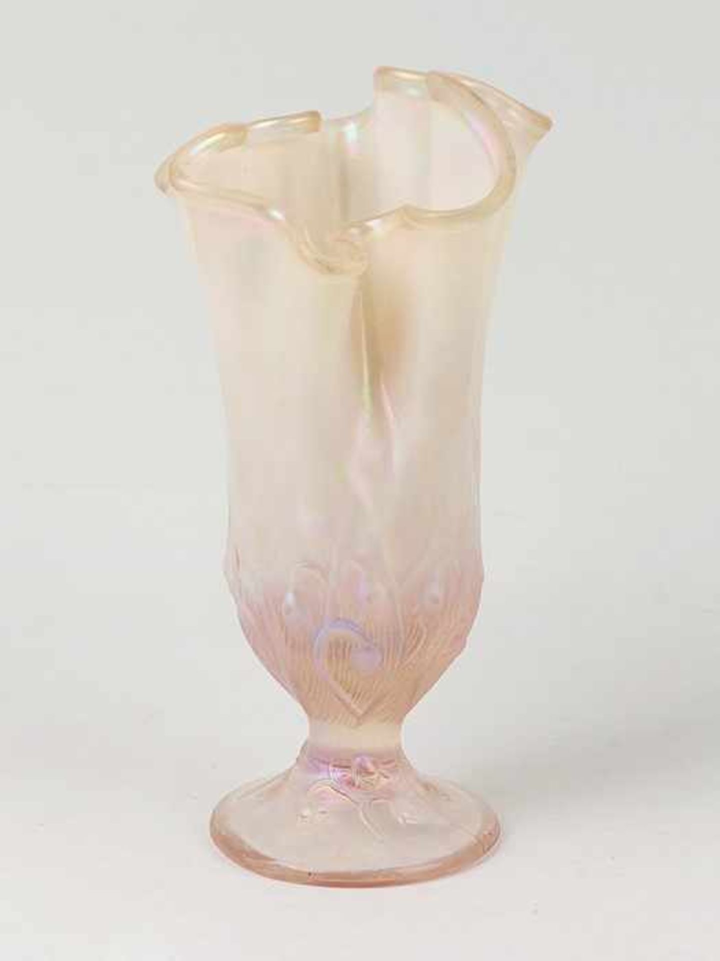 Vaseum 1920, Jugendstil, farbloses, formgepresstes Glas, runder Stand, kurzer Schaft,