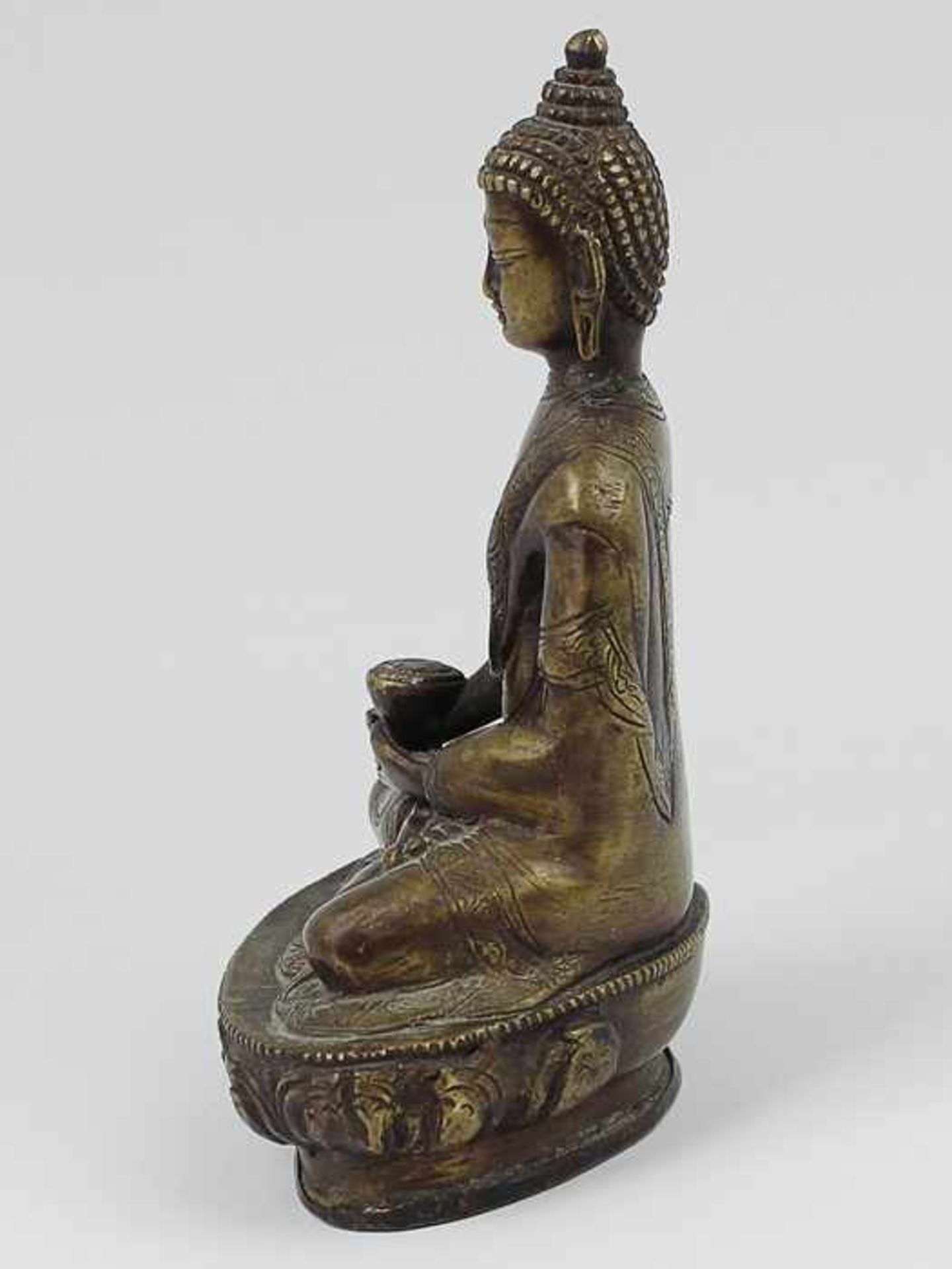 Buddhistische Figur20.Jh., Bronze, patiniert, vollplastische Figur, in meditativer Haltung auf Lotus - Bild 3 aus 8