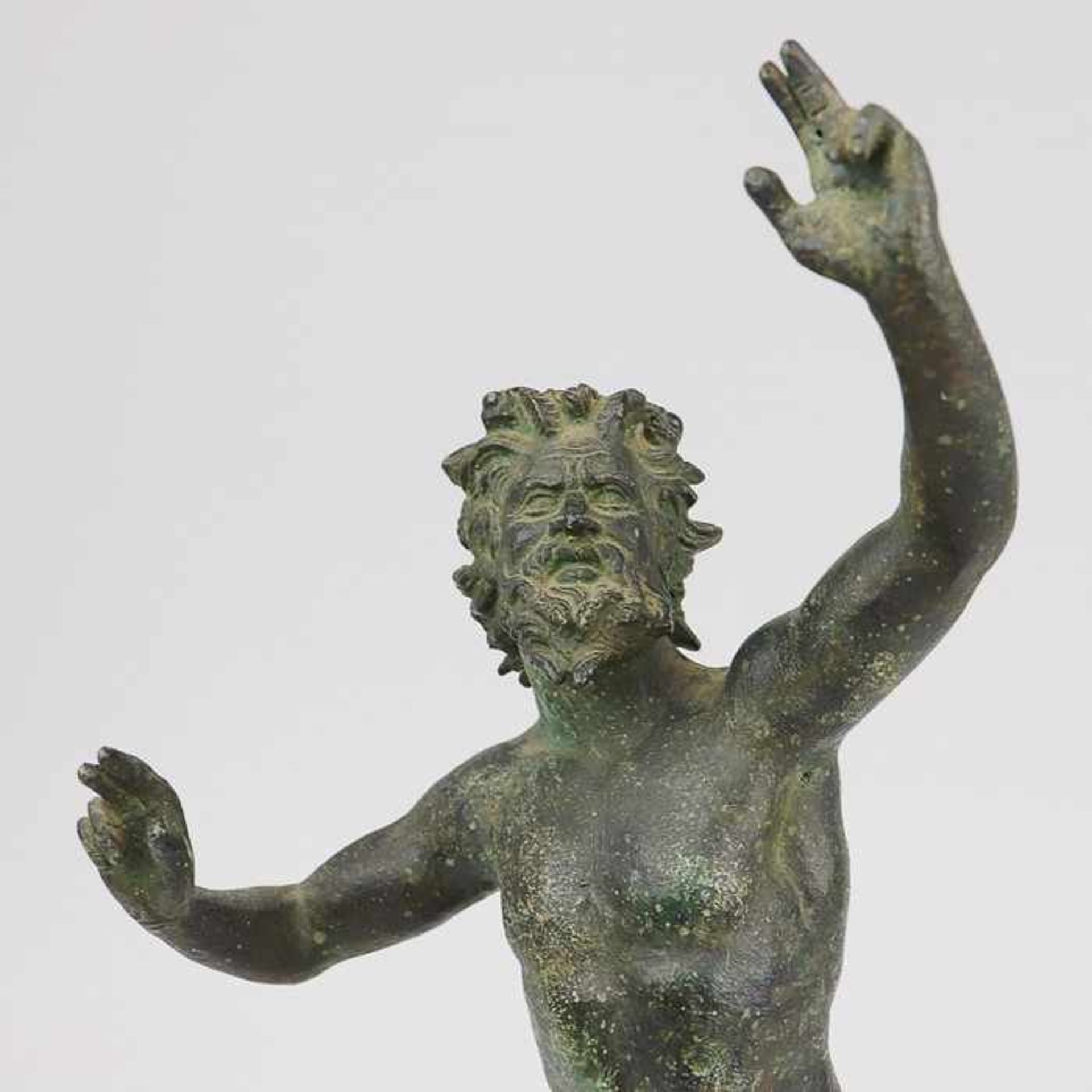 Skulpturum 1920/30, Italien, Bronze, grün patiniert, vollplastische Figur eines tanzenden Fauns, auf - Bild 4 aus 6