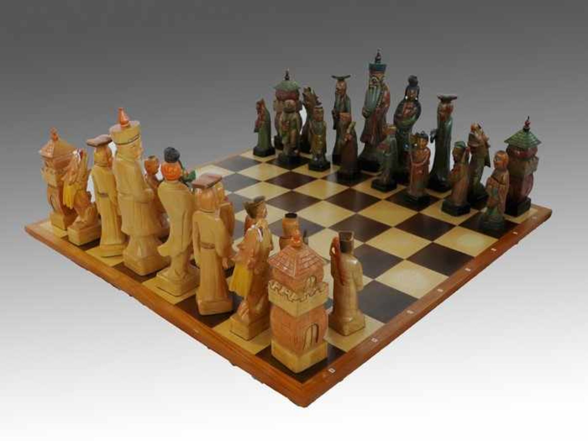 Schachspiel - Taiwan20.Jh., aufklappbares Brett, vollplastische fein geschnitzte Holzfiguren, - Bild 2 aus 2
