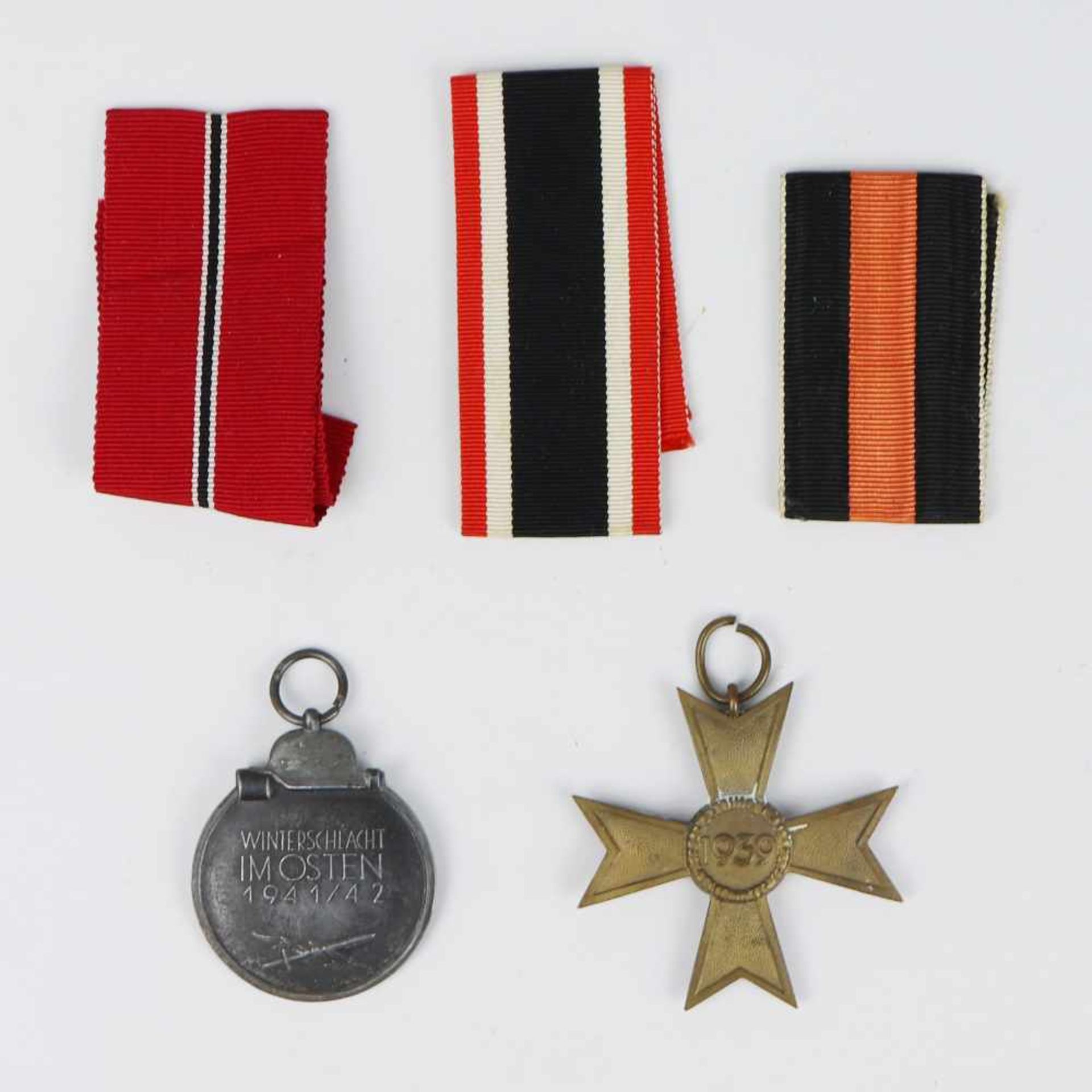 Abzeichen - 2.WK2 St., 1x Kriegsverdienstkreuz 1939, Ring verbogen, 1x Ostmedaille 1941/42, beide m. - Bild 2 aus 2